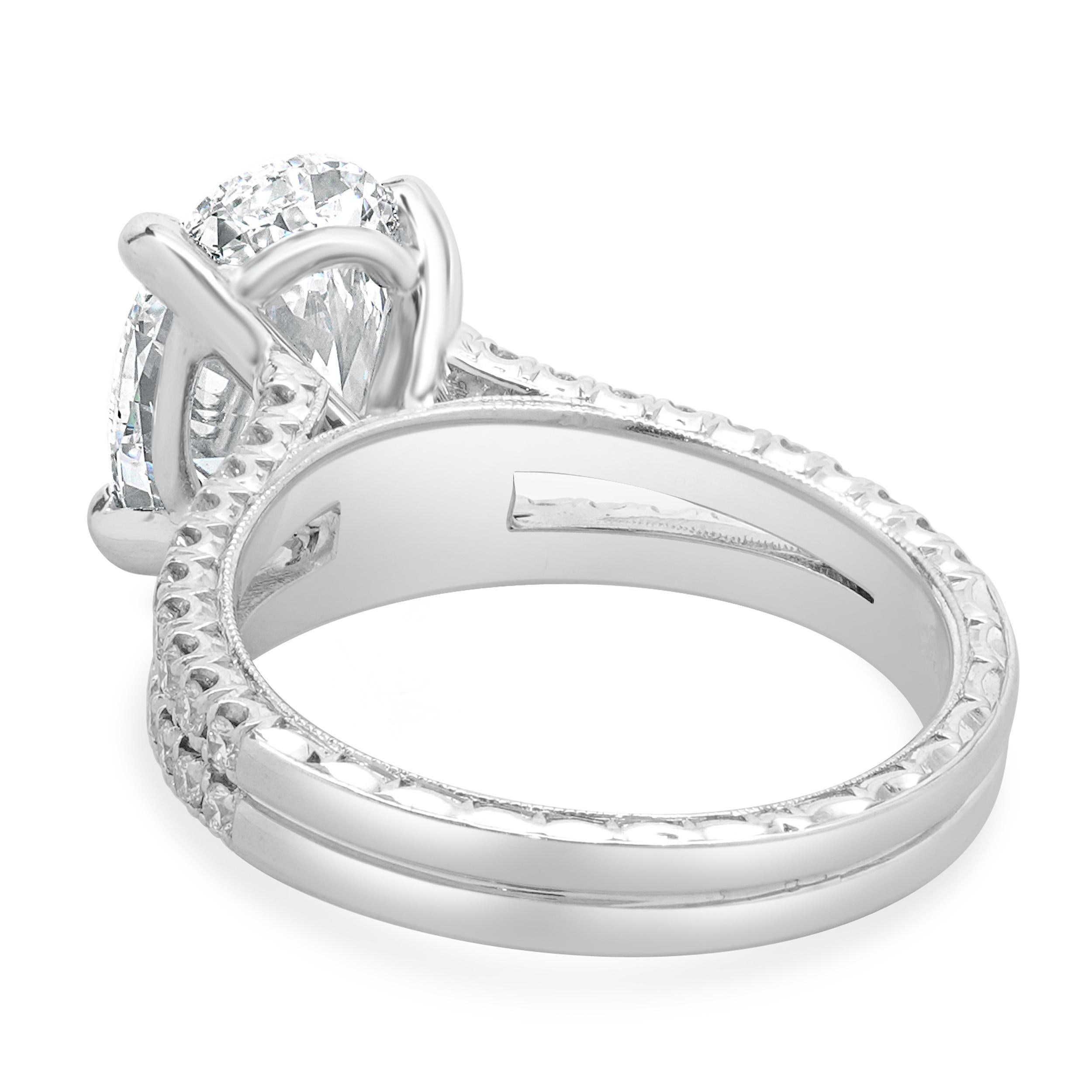 Taglio ovale Anello di fidanzamento con diamante taglio ovale in oro bianco 18 carati in vendita