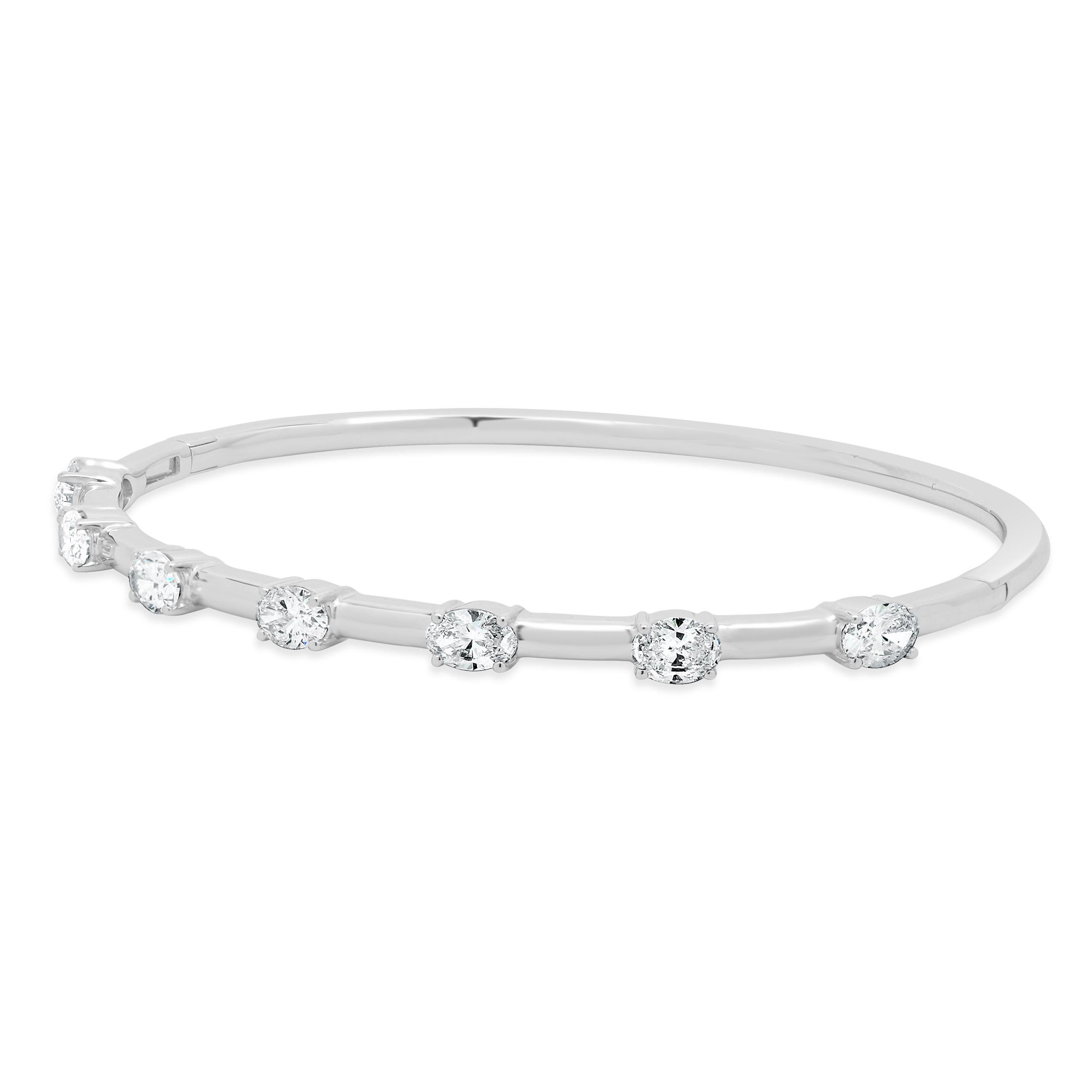 Designer: design personalizzato
Materiale: oro bianco 18 carati
Diamante: taglio ovale = 2,20cttw
Colore: H. H. / I.
Chiarezza: VS2-SI1
Dimensioni: il braccialetto si adatta a un polso di 7.5 pollici
Peso: 14,43 grammi
