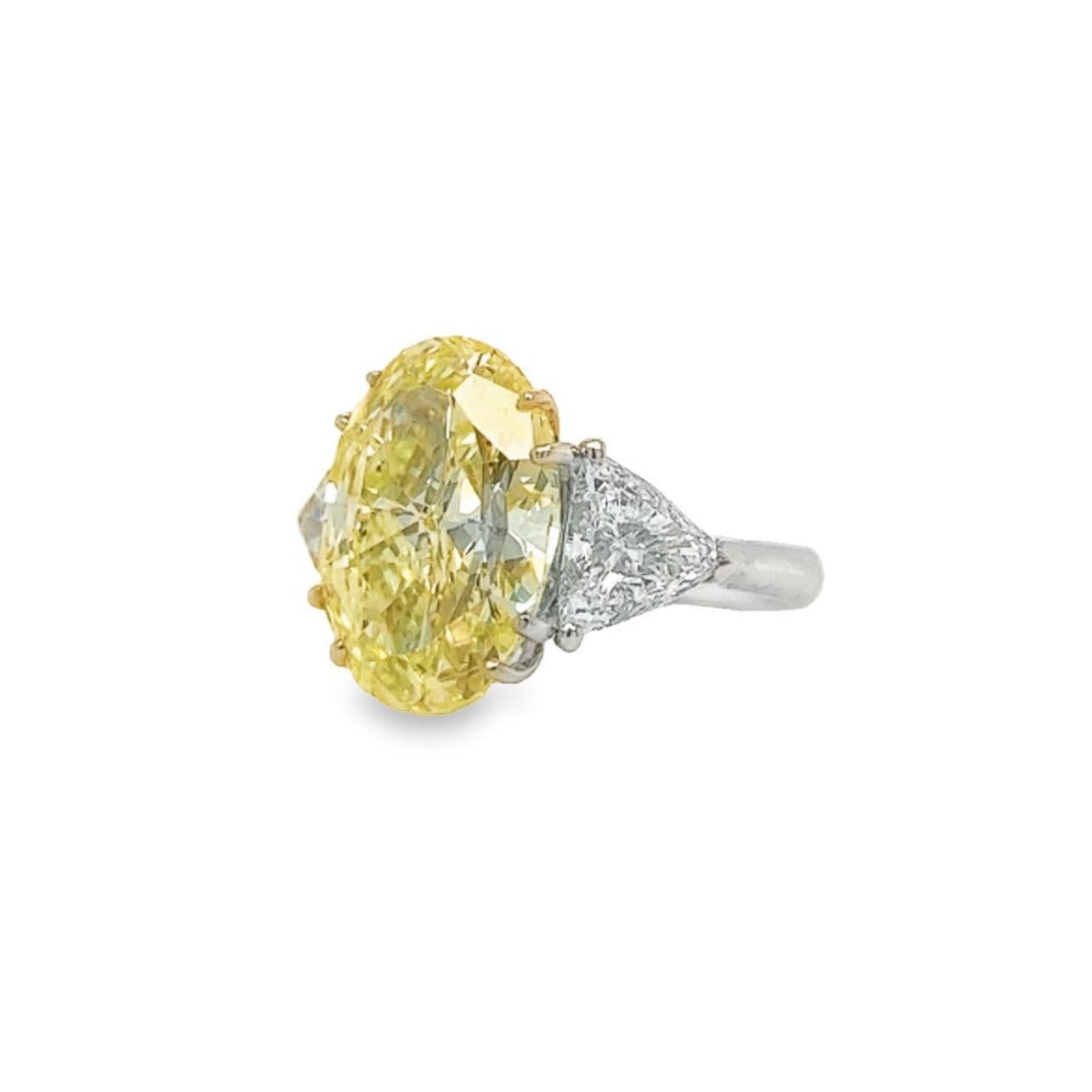 Contemporain Bague de fiançailles en or blanc 18 carats avec trillion de diamants jaunes de taille ovale fantaisie en vente