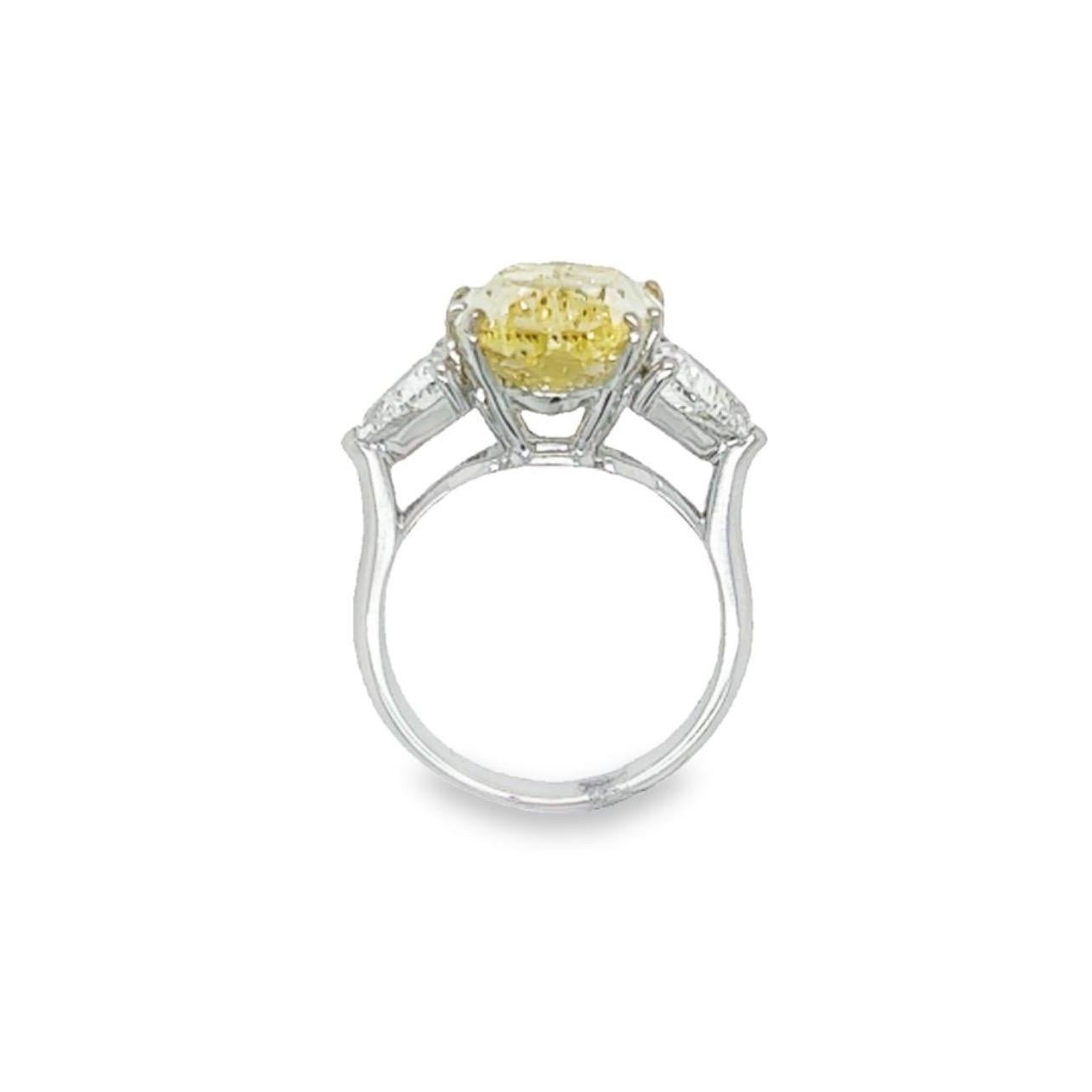 Taille ovale Bague de fiançailles en or blanc 18 carats avec trillion de diamants jaunes de taille ovale fantaisie en vente