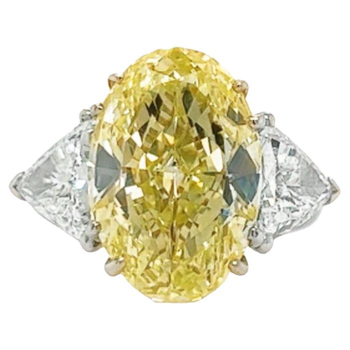 Anello di fidanzamento in oro bianco 18 carati con diamante trilione giallo di taglio ovale