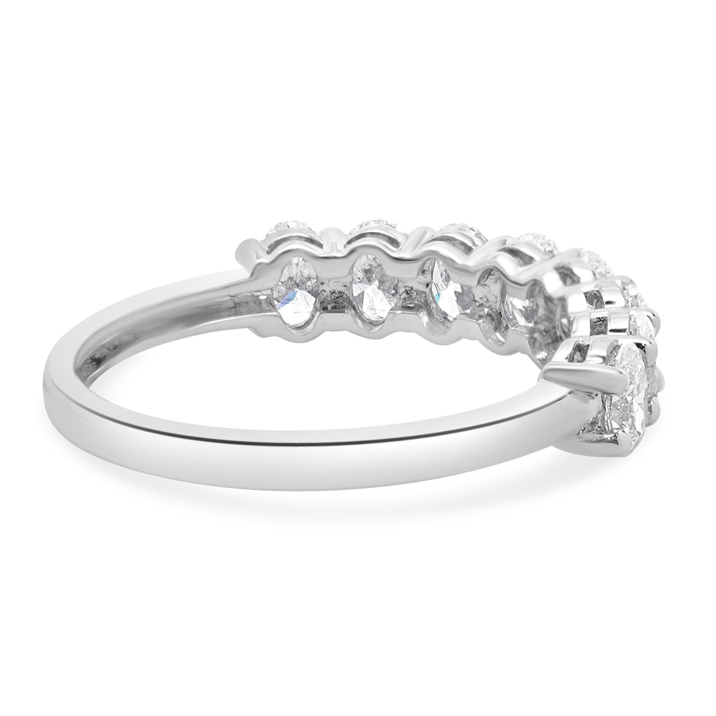 Taille ovale Bracelet en or blanc 18 carats avec diamant ovale en vente