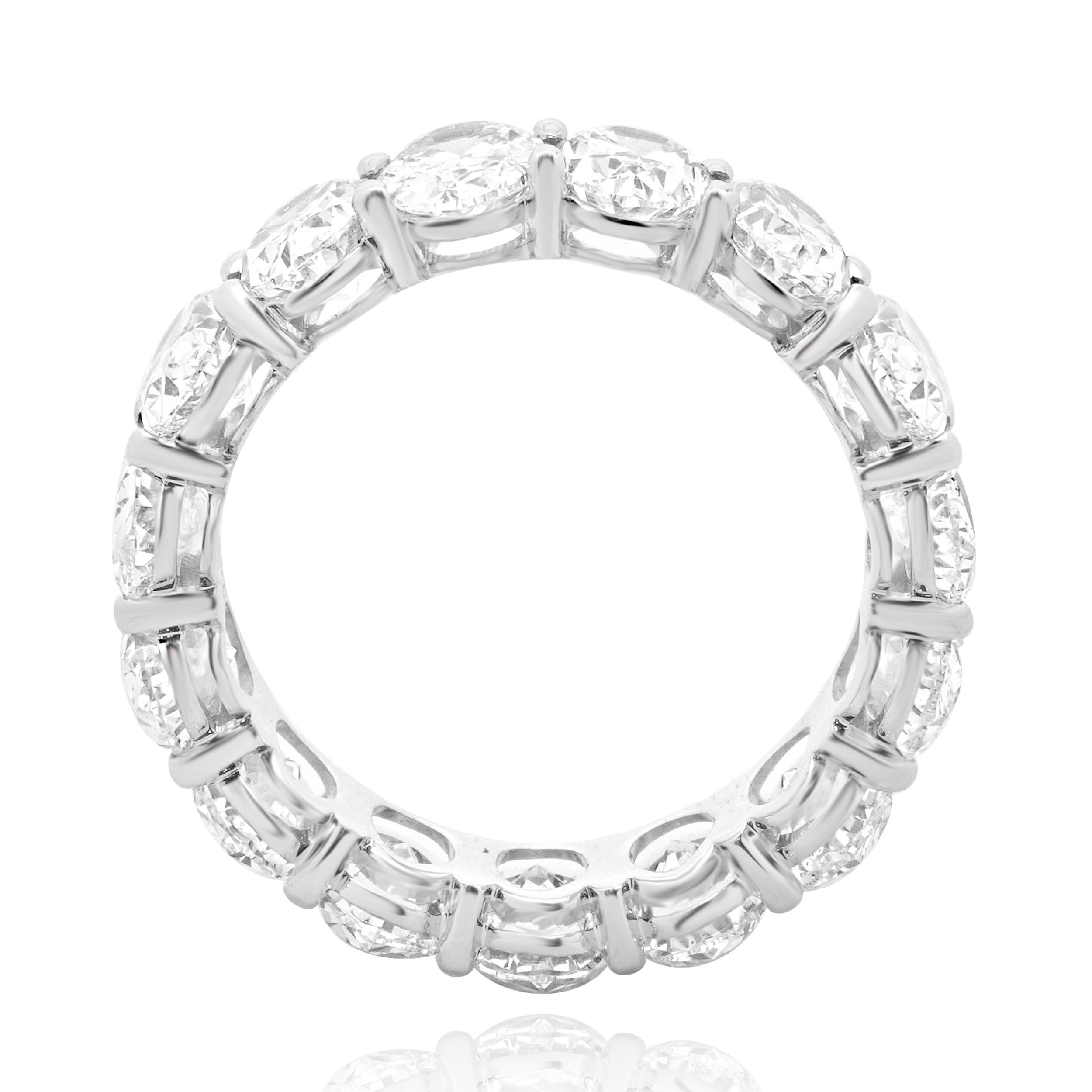 Ovaler Diamantring aus 18 Karat Weißgold (Ovalschliff) im Angebot
