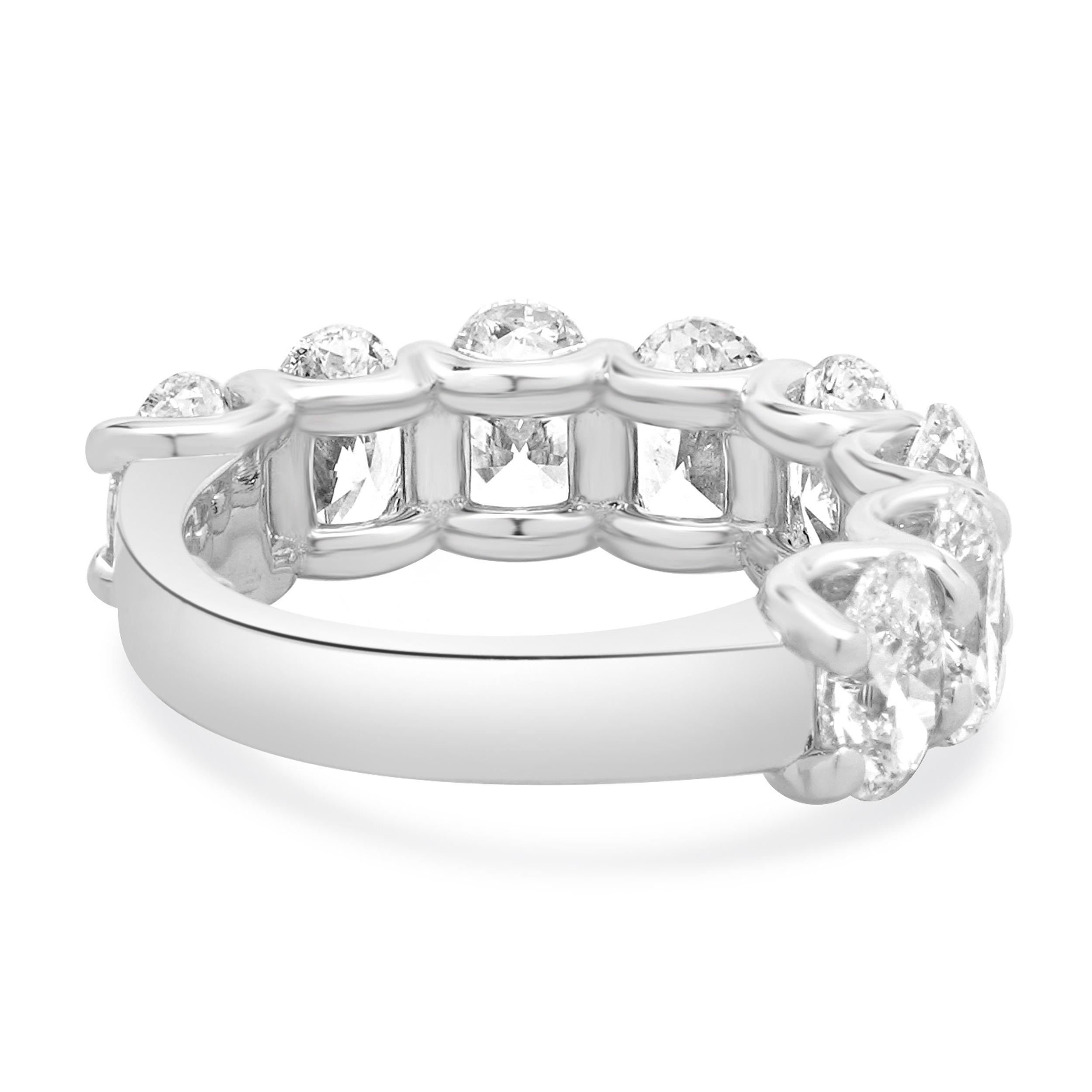 18 Karat White Gold Oval Diamond Band In Excellent Condition In Scottsdale, AZ