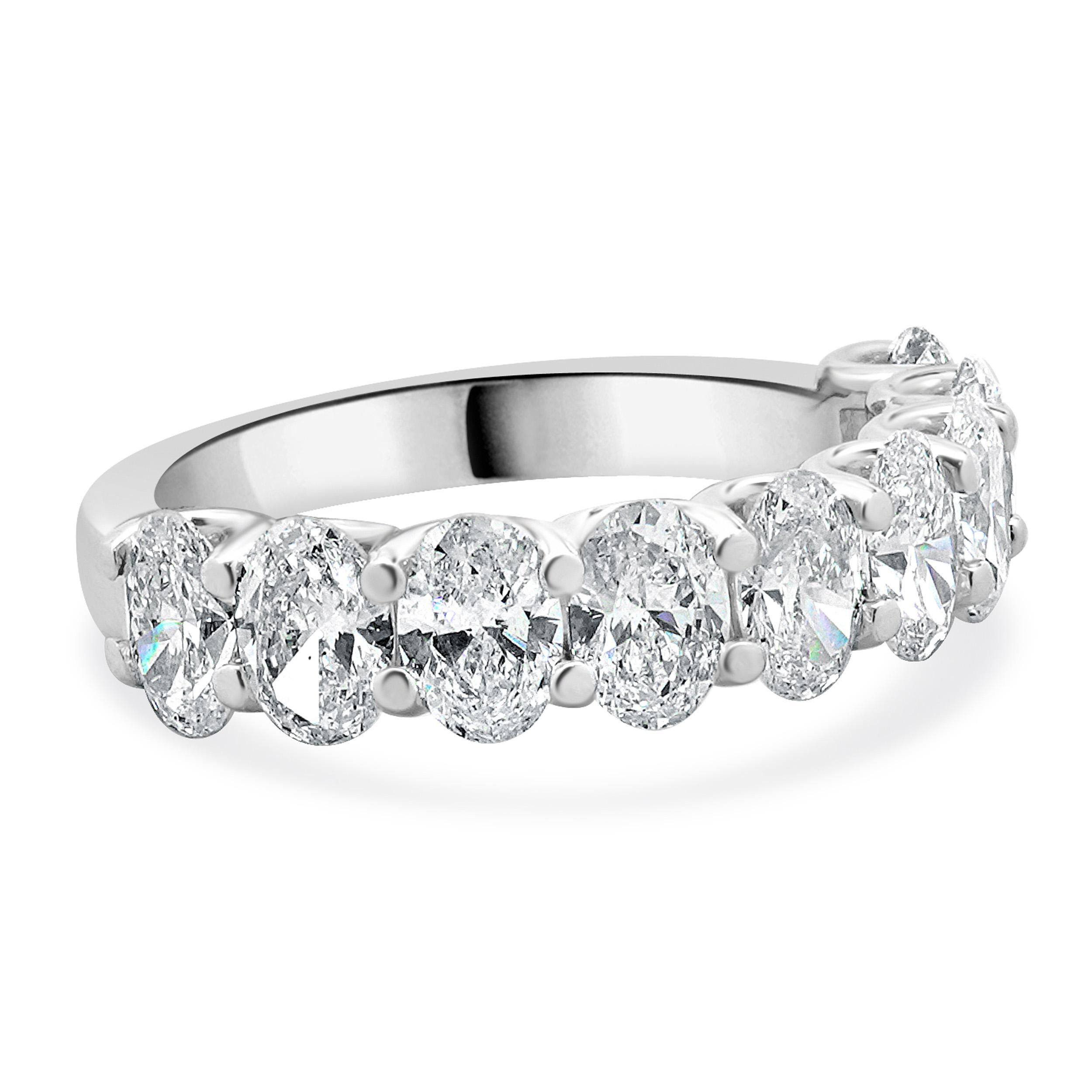 18 Karat White Gold Oval Diamond Band In Excellent Condition For Sale In Scottsdale, AZ
