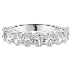 Anillo de diamantes ovalado de oro blanco de 18 quilates