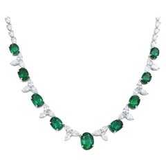 18 Karat White Gold Oval Green Emerald and Pear Shaped Diamonds Necklace