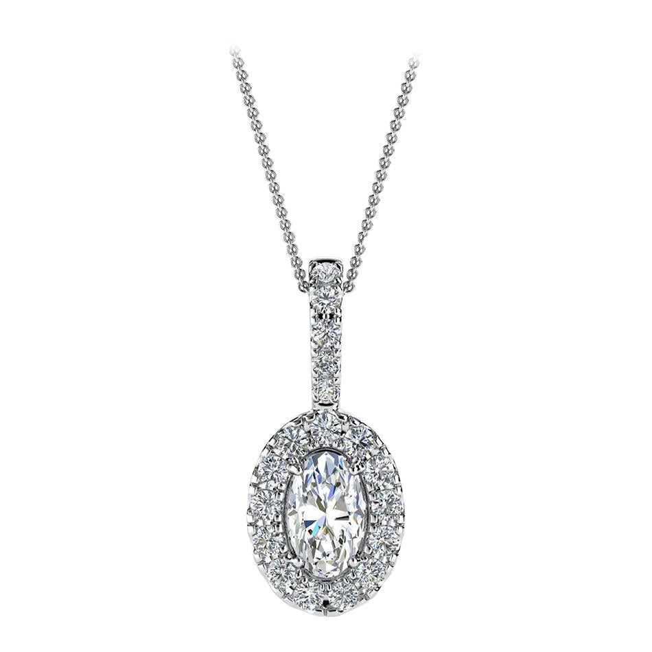 Or blanc 18 carats avec halo de diamants ovales de 3,3 carats en vente