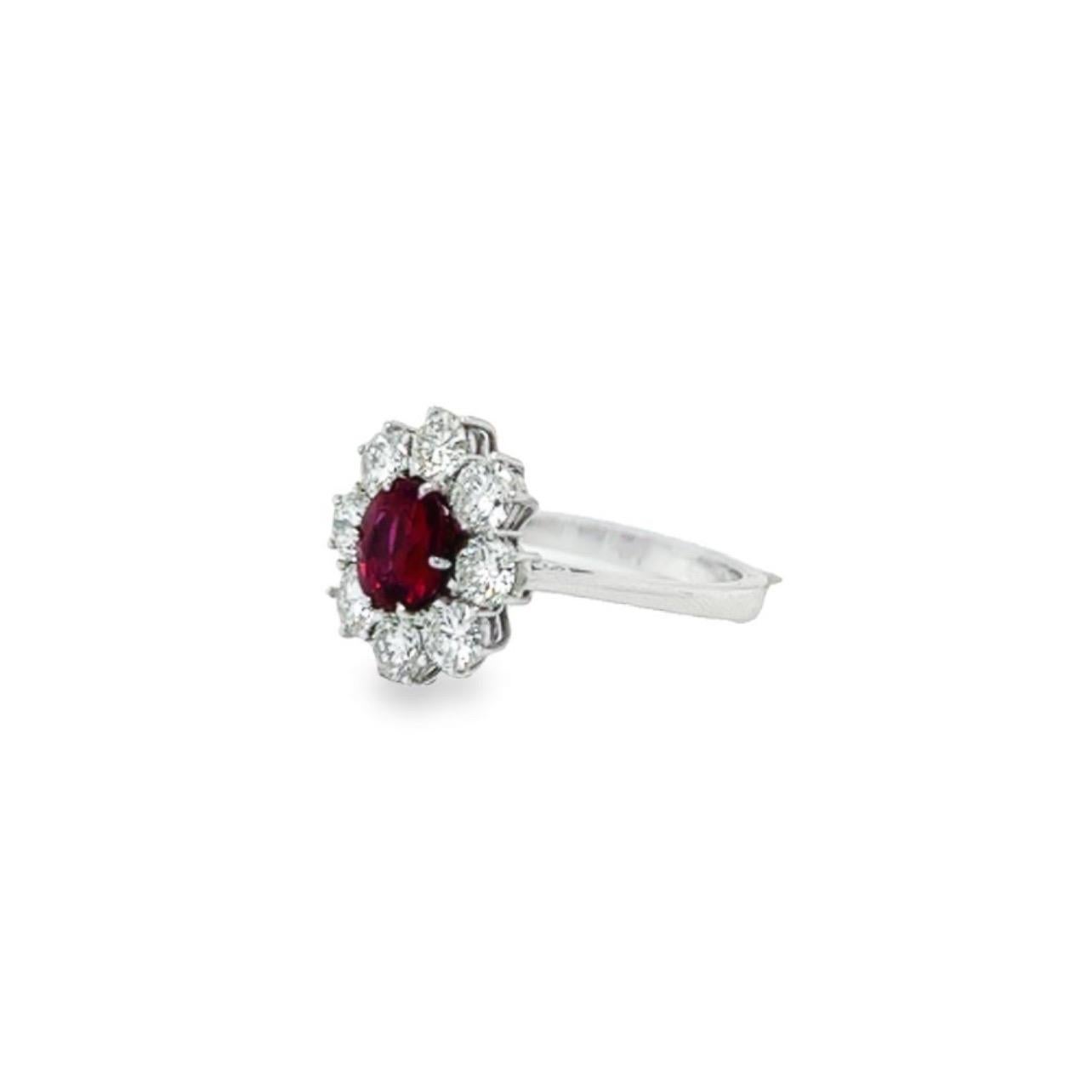 18 Karat White Gold Oval Ruby Round Diamond Cocktail Ring In New Condition For Sale In Monte-Carlo, MC