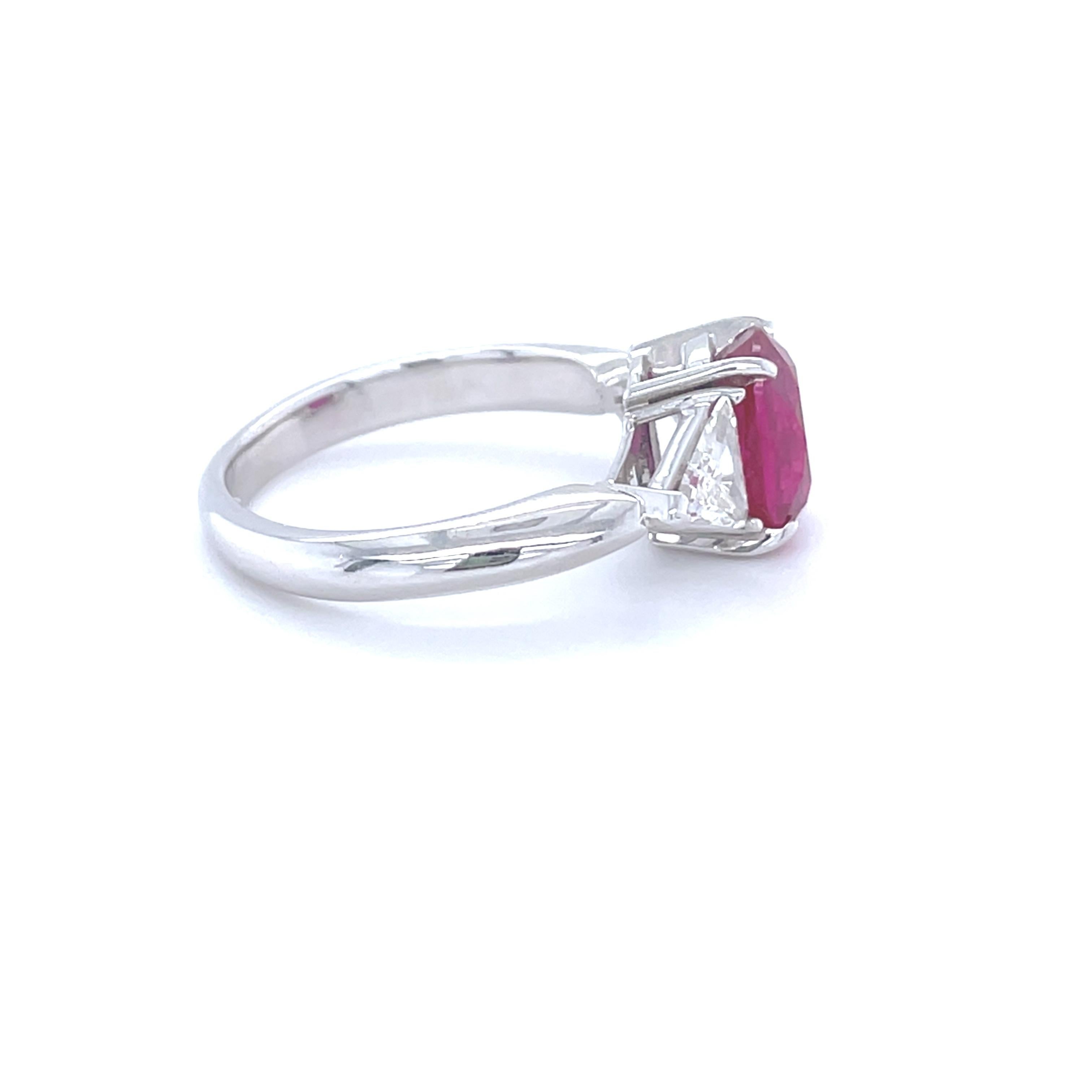 18 Karat White Gold Oval Ruby Trillion Diamond Cocktail Ring In New Condition For Sale In Monte-Carlo, MC