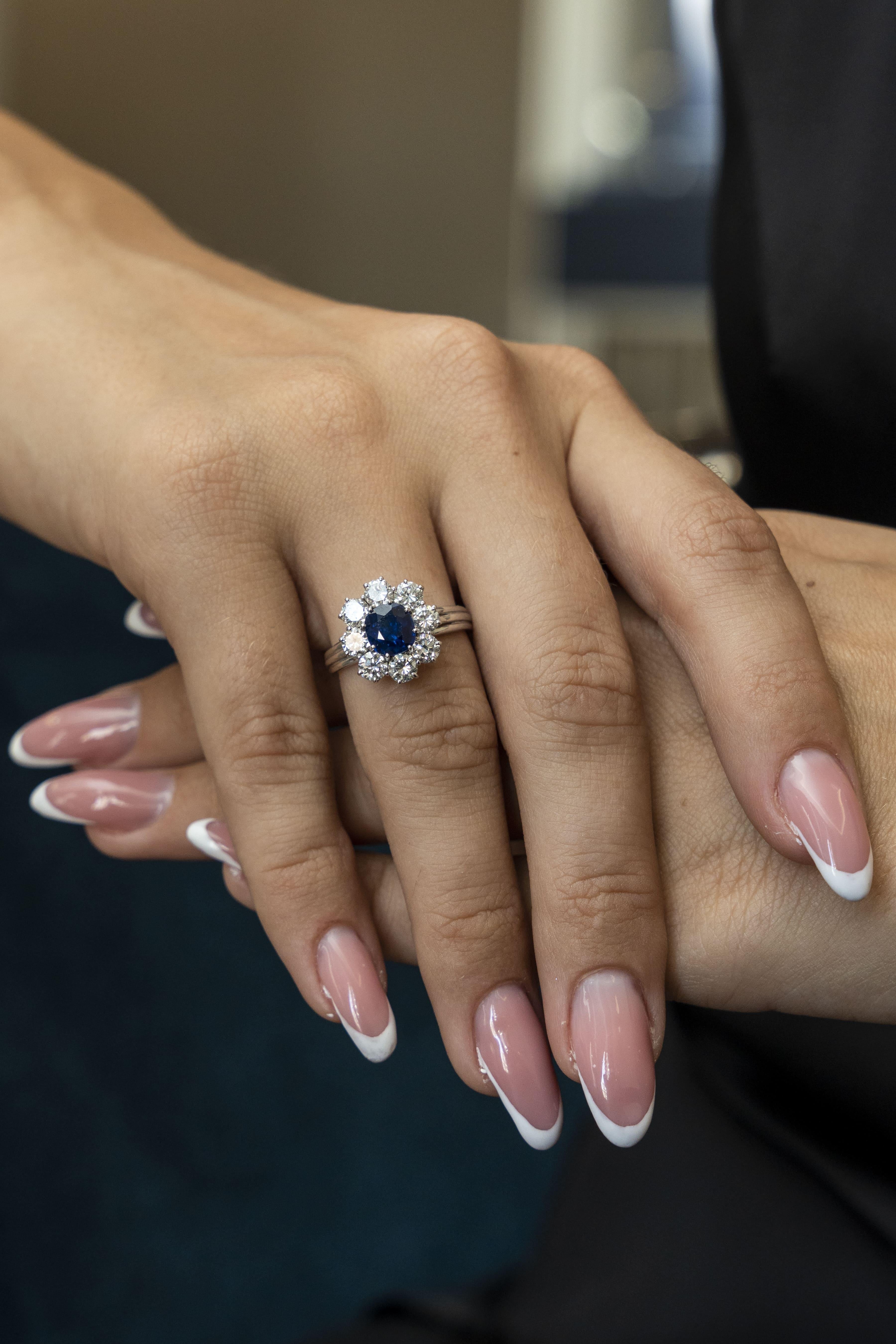 Dieser wunderschöne Ring aus 18 Karat Weißgold ist aus unserer Timeless Collection'S. Er besteht aus einem ovalen Saphir von 1,36 Karat, der mit 8 runden farblosen Diamanten von insgesamt 1,54 Karat besetzt ist. Das Gesamtgewicht des Metalls beträgt