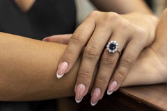 Cocktailring aus 18 Karat Weißgold mit ovalem Saphir und Diamant
