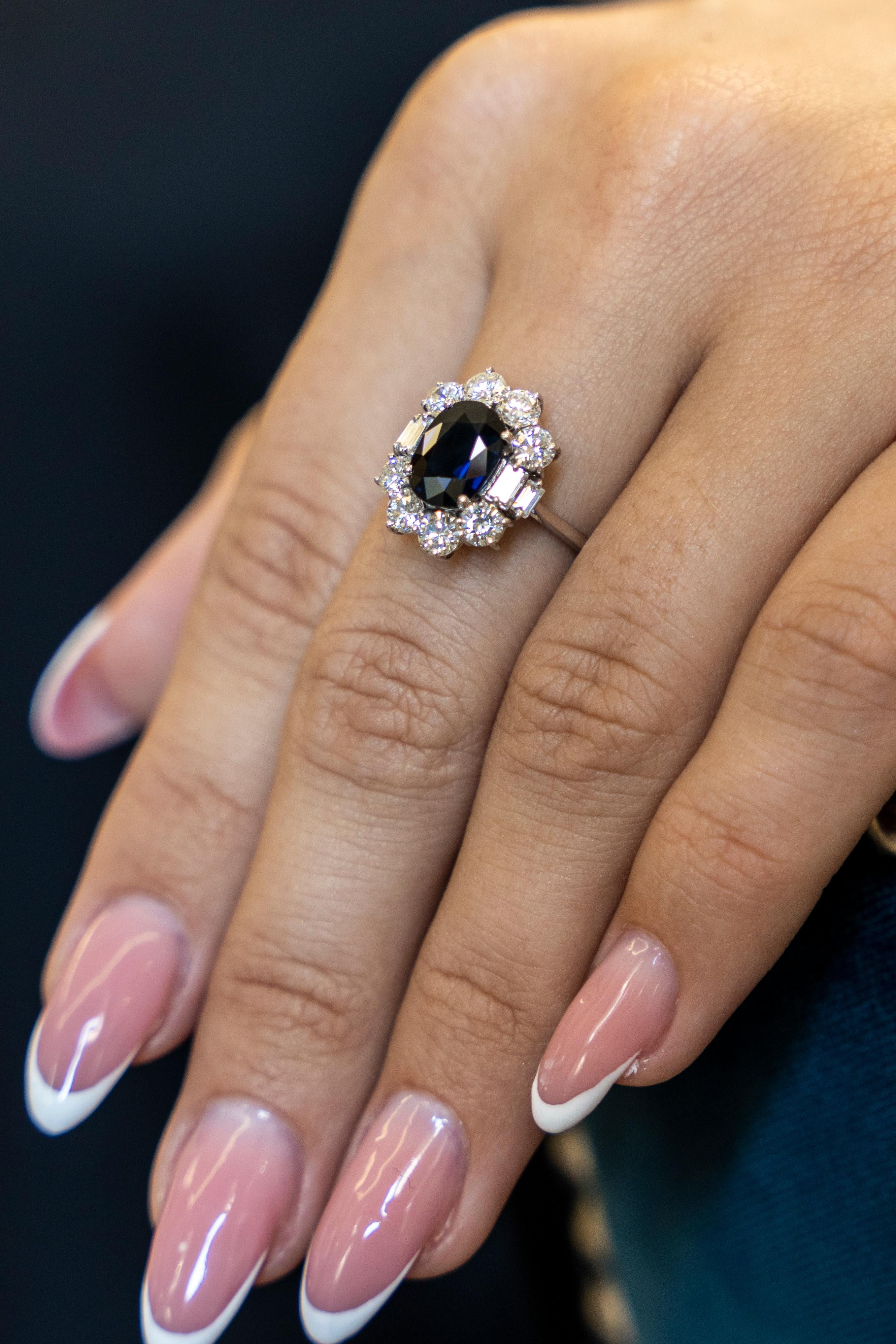 Dieser elegante Ring aus 18 Karat Weißgold ist aus unserer Timeless Collection'S. Er besteht aus einem ovalen Saphir von 2,18 Karat, verziert mit 10 farblosen Diamanten von insgesamt 1,51 Karat. Das Gesamtgewicht des Metalls beträgt 4.7 g. Ein