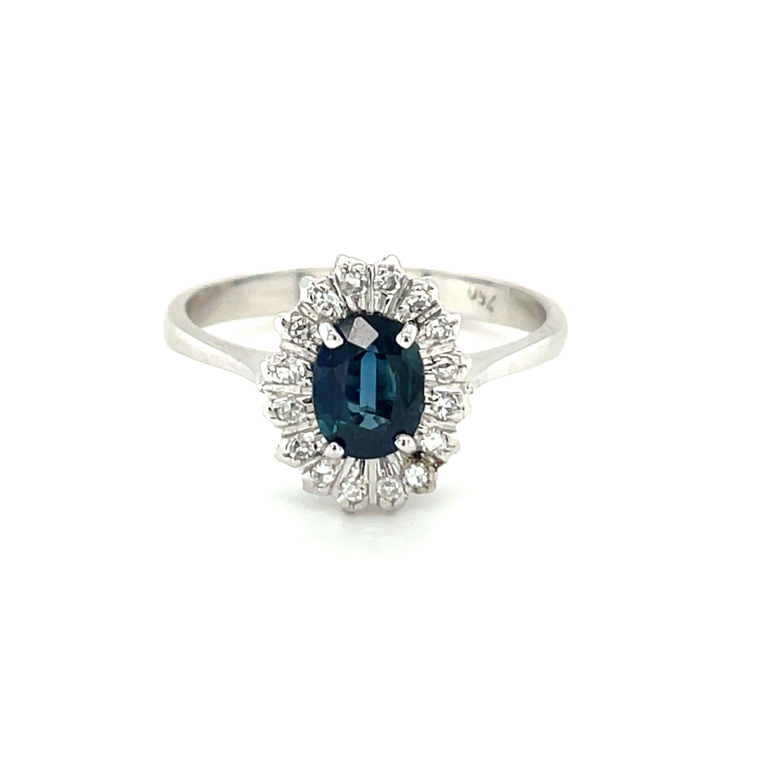 Cette élégante bague en or blanc 18 carats est issue de notre Collection Intemporelle. Il est composé d'un magnifique saphir bleu de forme ovale de 0,75 carat orné de diamants blancs naturels de forme ronde d'un total de 0,16 carat. Le poids total