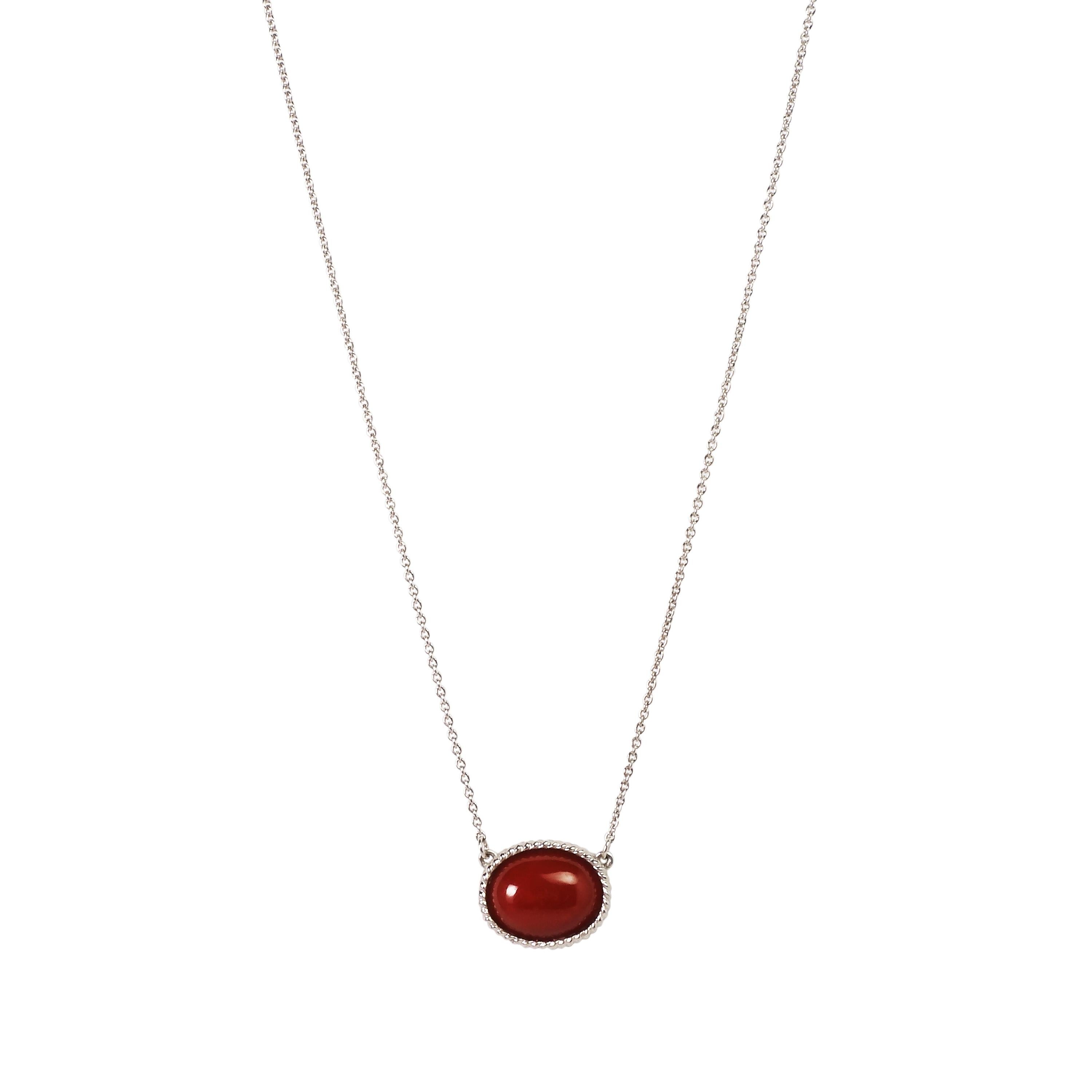 This 18 karat white gold Chiaka Sango(Oxblood Coral) pendant has fine stranded lines around the coral and delicate openwork pattern on the back of the bezel. It also has an ethnic atmosphere and matches the deep red Chiaka Sango (Oxblood