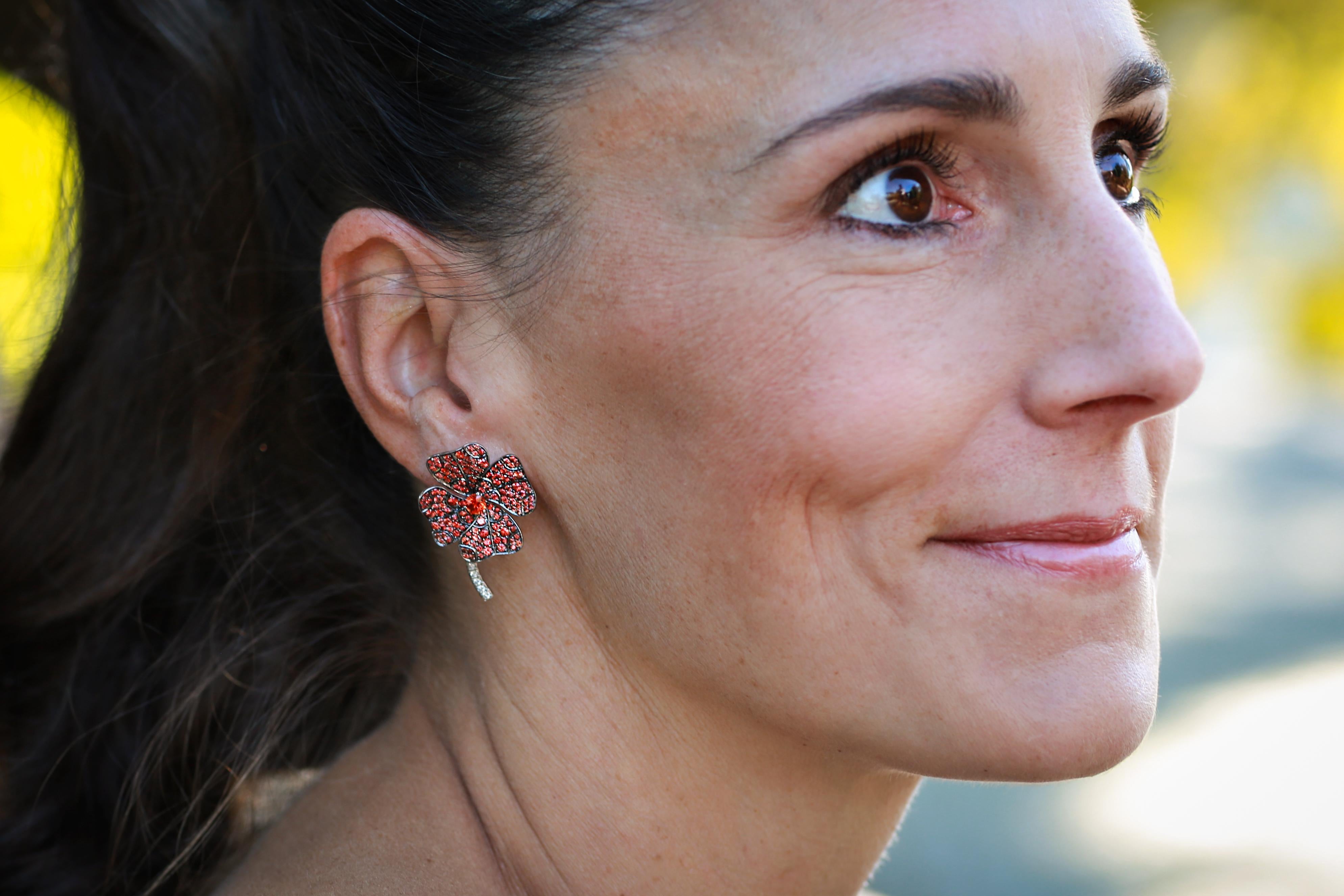 This beautiful Clover Earrings go very well with your chosen attire, whatever it will be. The crisp, fancy Orange Sapphires are attractive and held back at the same time. If it is a Dinnerparty or just picking up the kids from school - those