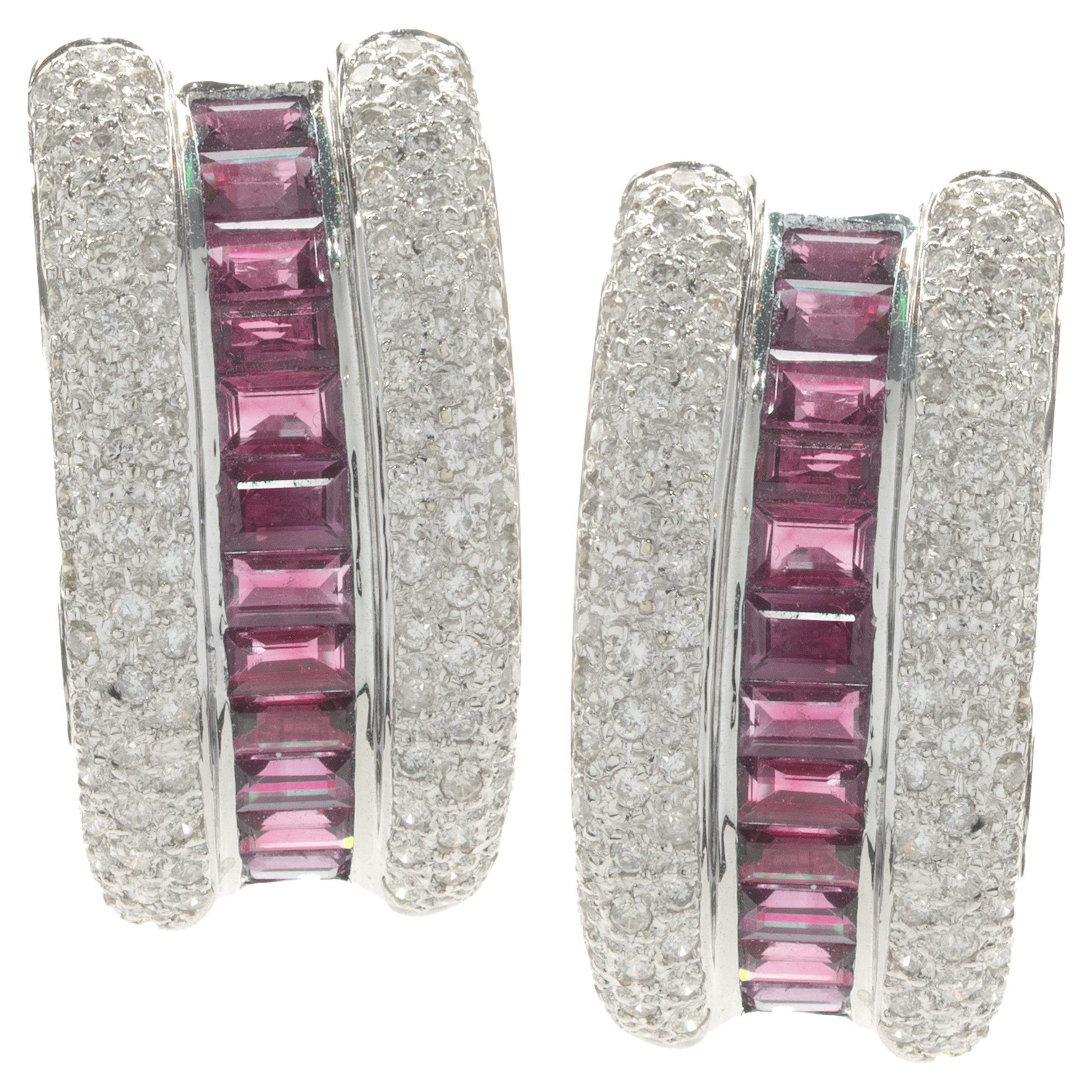 Boucles d'oreilles en or blanc 18 carats pavé de diamants et de rubis