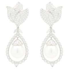 Boucles d'oreilles en goutte en or blanc 18 carats avec diamants pavés et perles des mers du Sud