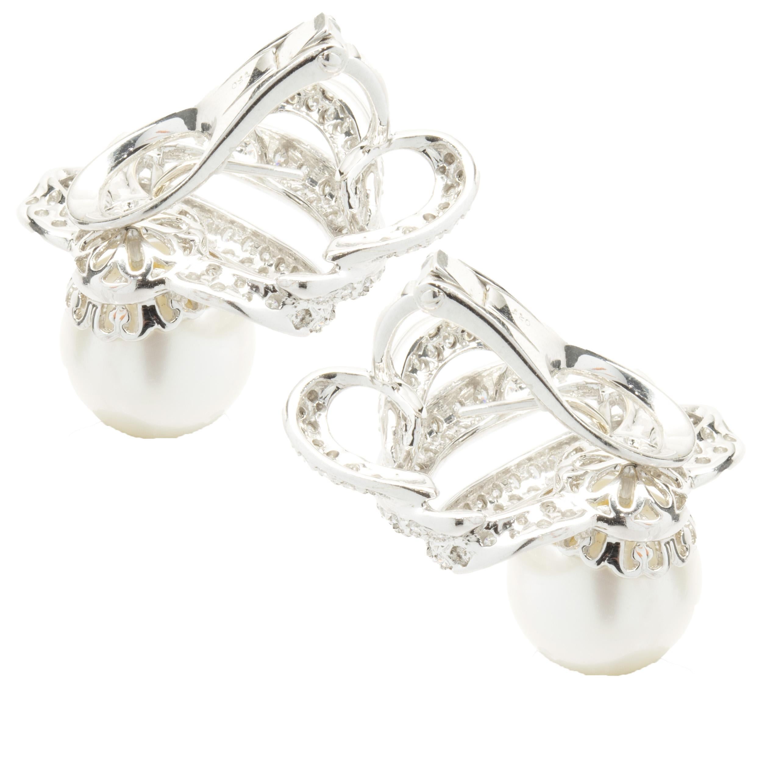 Taille ronde Boucles d'oreilles tourbillon en or blanc 18 carats avec diamants pavés et perles des mers du Sud en vente