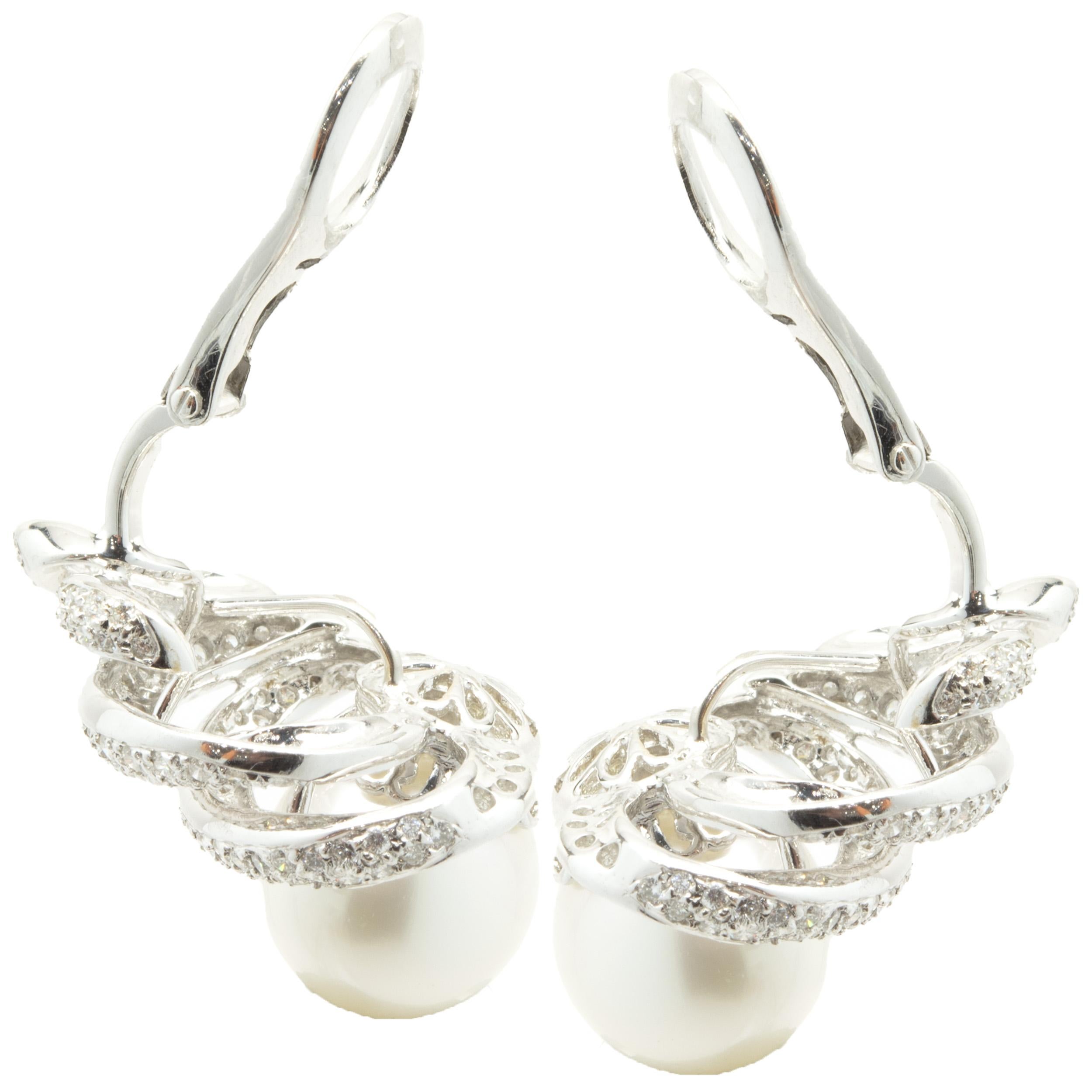 Boucles d'oreilles tourbillon en or blanc 18 carats avec diamants pavés et perles des mers du Sud Excellent état - En vente à Scottsdale, AZ