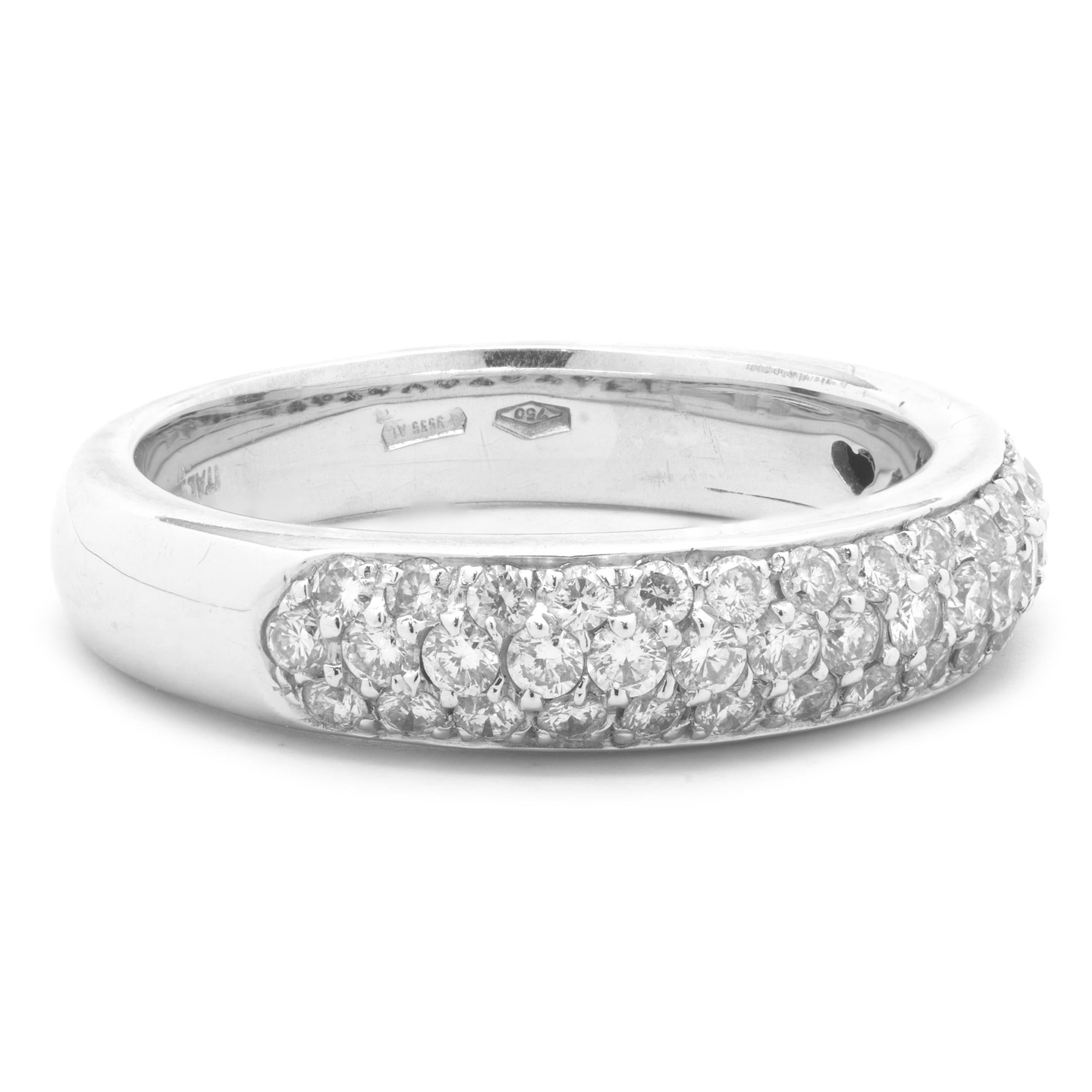 Designer: Personalizzato
Materiale: oro bianco 18 carati
Diamanti: 43 tagli rotondi = .63cttw
Colore: G
Chiarezza: VS
Dimensione: 7
Dimensioni: l'anello misura 4.65 mm di larghezza
Peso: 5,64 grammi
