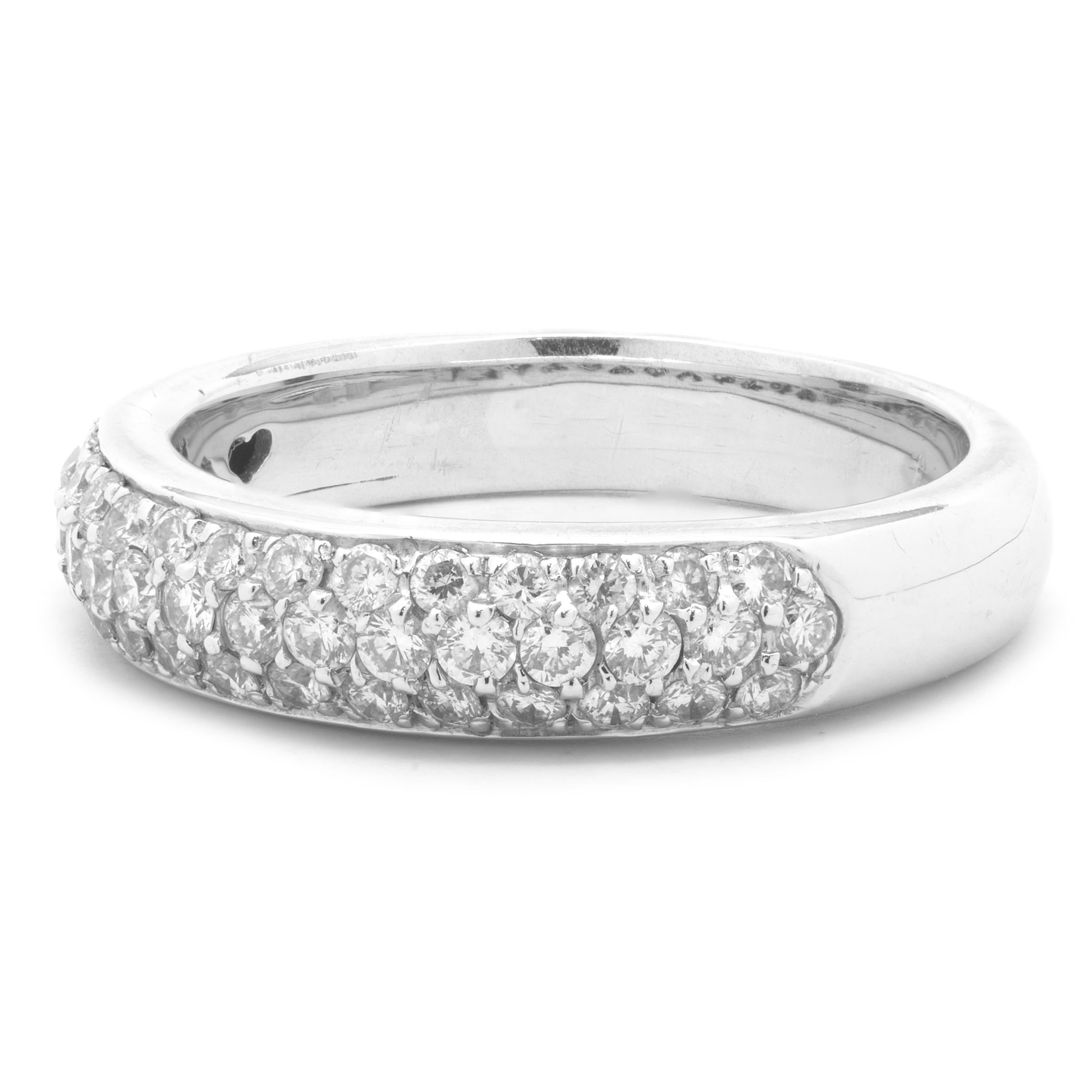 Taglio rotondo Fascia in oro bianco 18 carati con pavé di diamanti in vendita