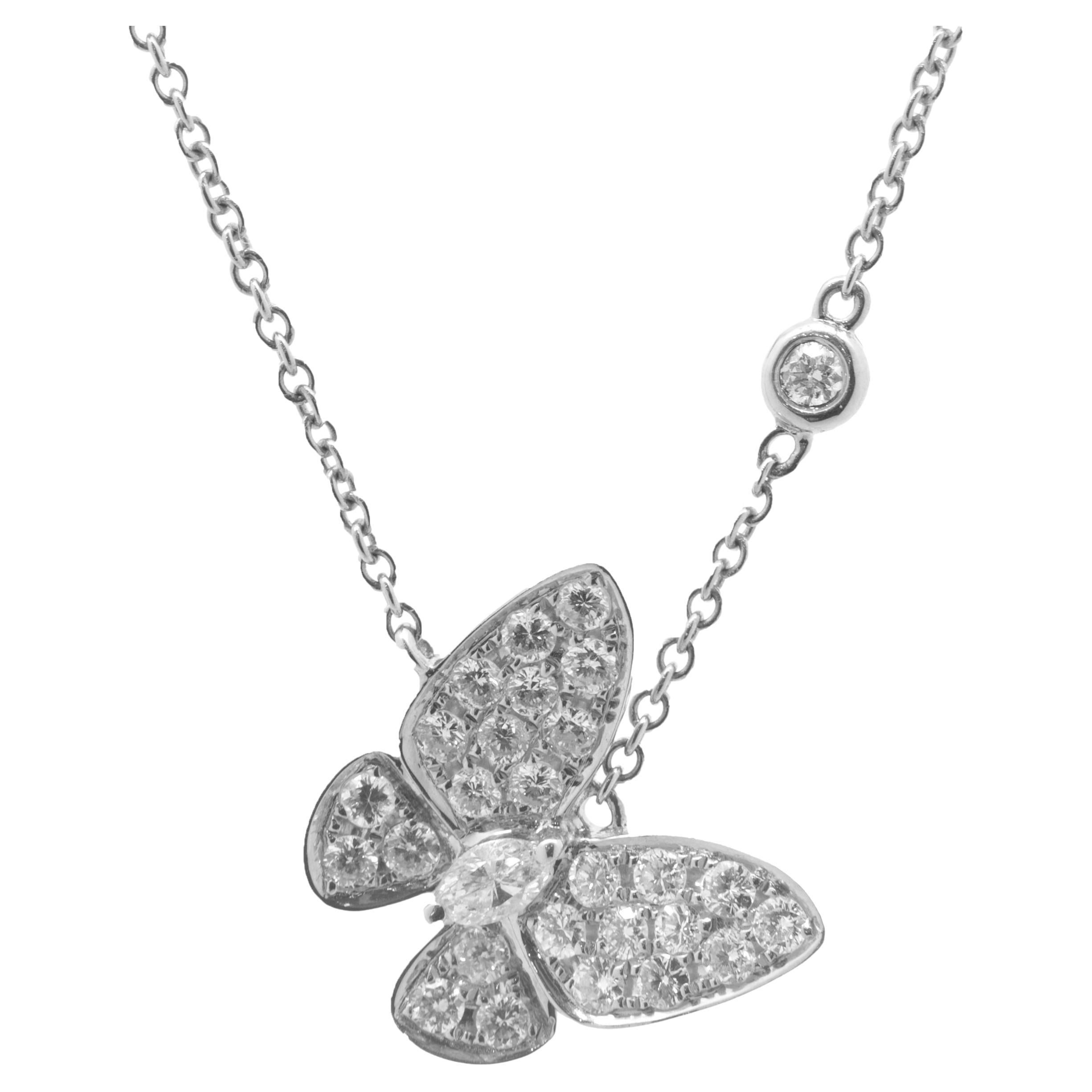 Collier papillon en or blanc 18 carats avec pavé de diamants en vente