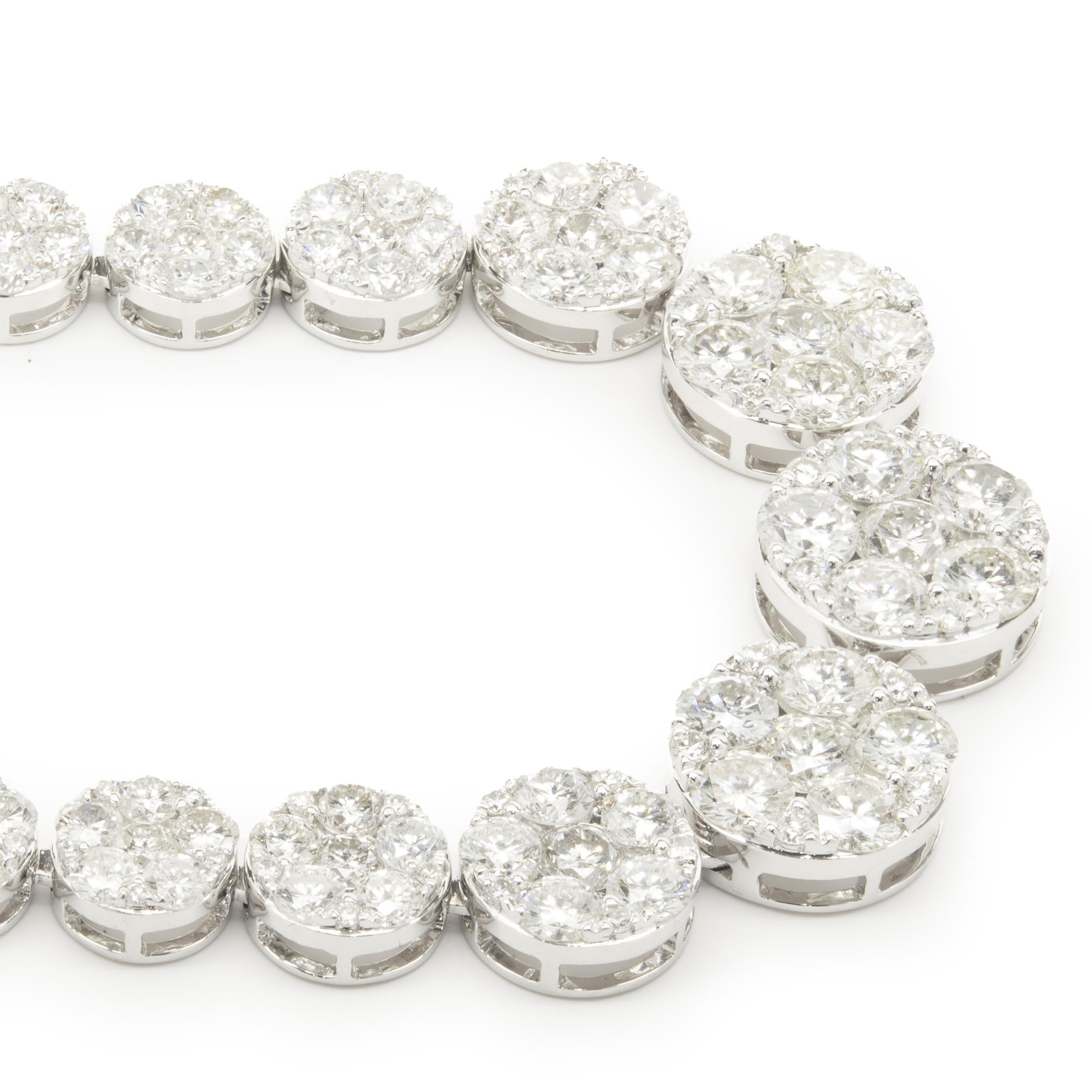 Taille ronde Collier à collier gradué en or blanc 18 carats avec pavé de diamants en vente