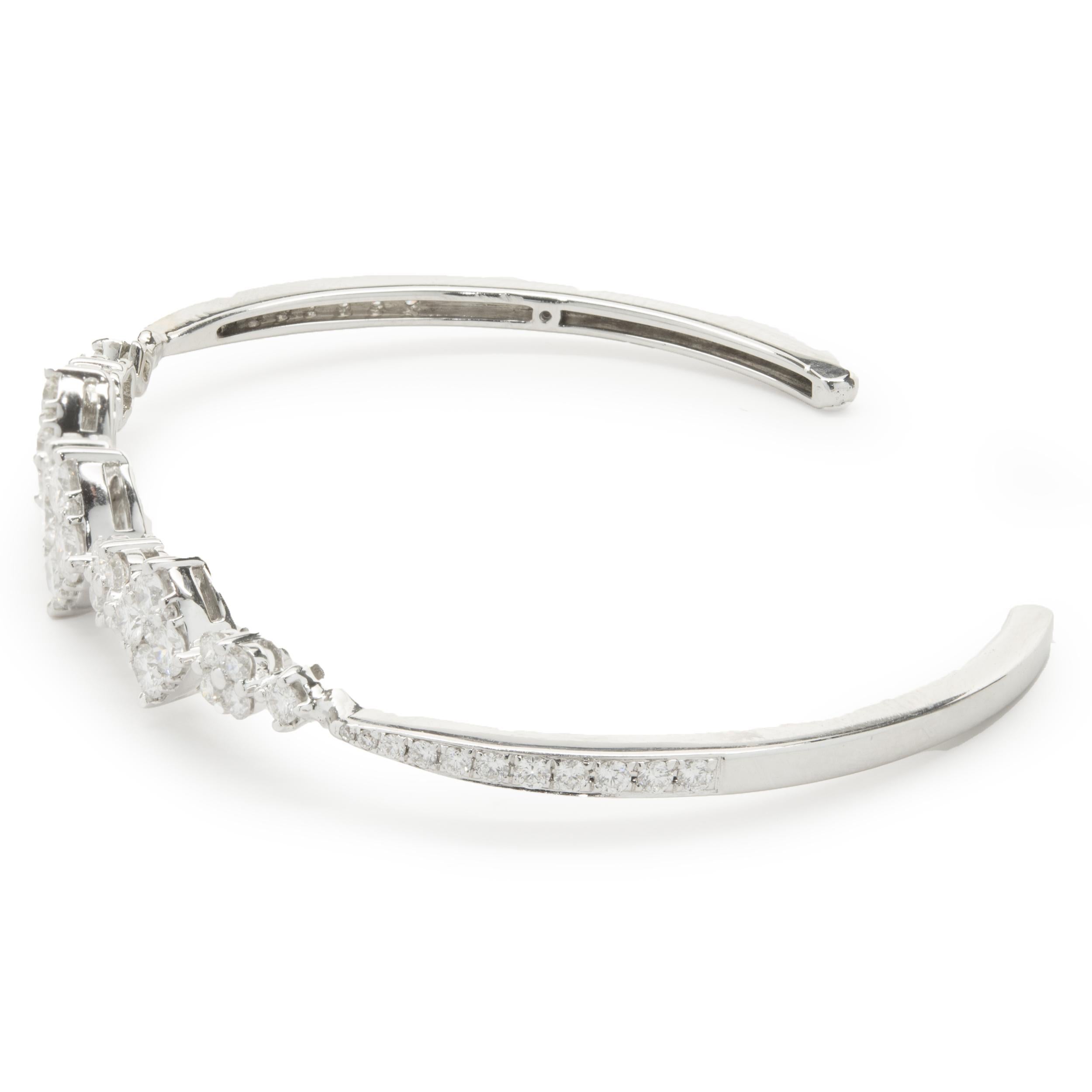 Bracelet manchette multiformes en or blanc 18 carats avec diamants pavés Excellent état - En vente à Scottsdale, AZ