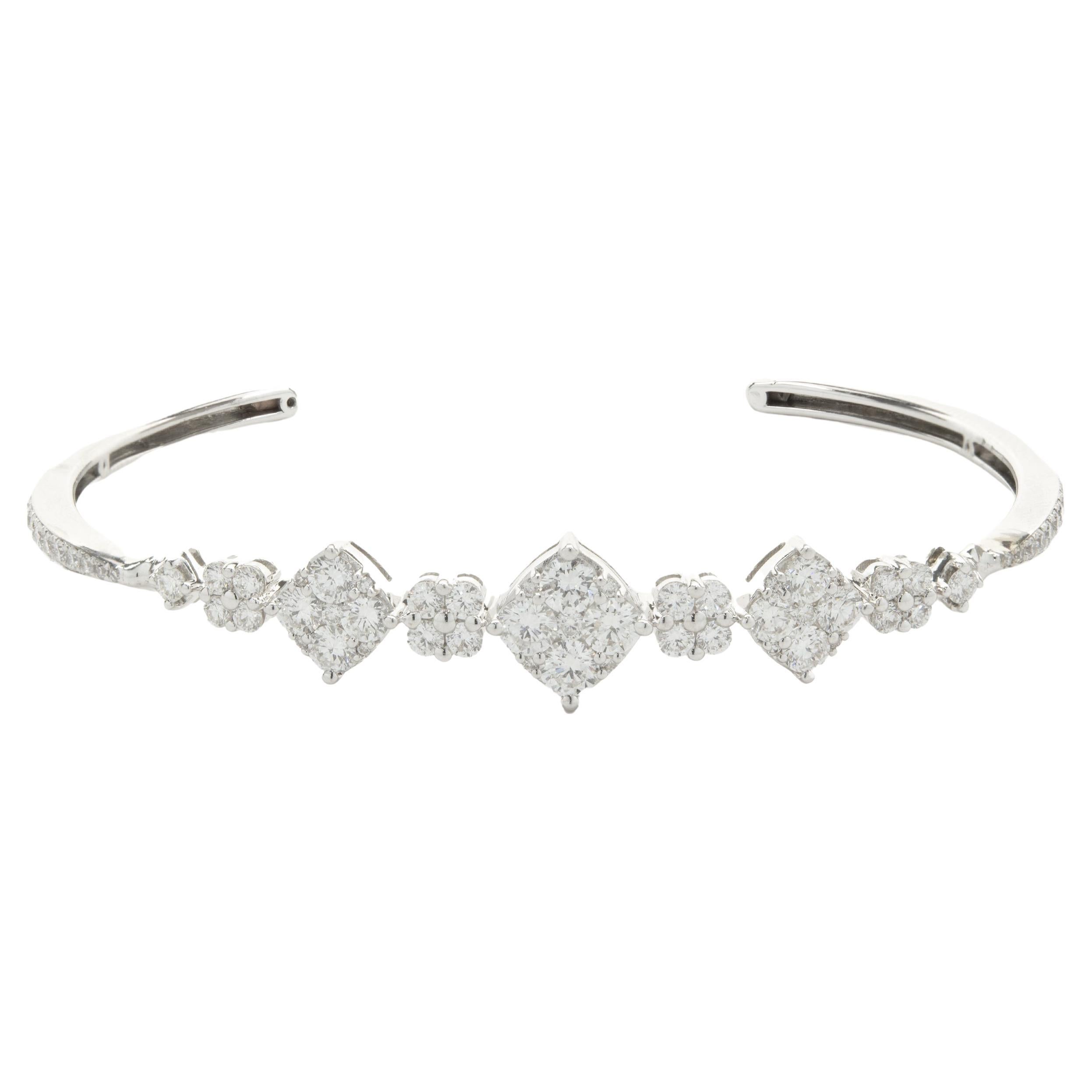 Bracelet manchette multiformes en or blanc 18 carats avec diamants pavés en vente