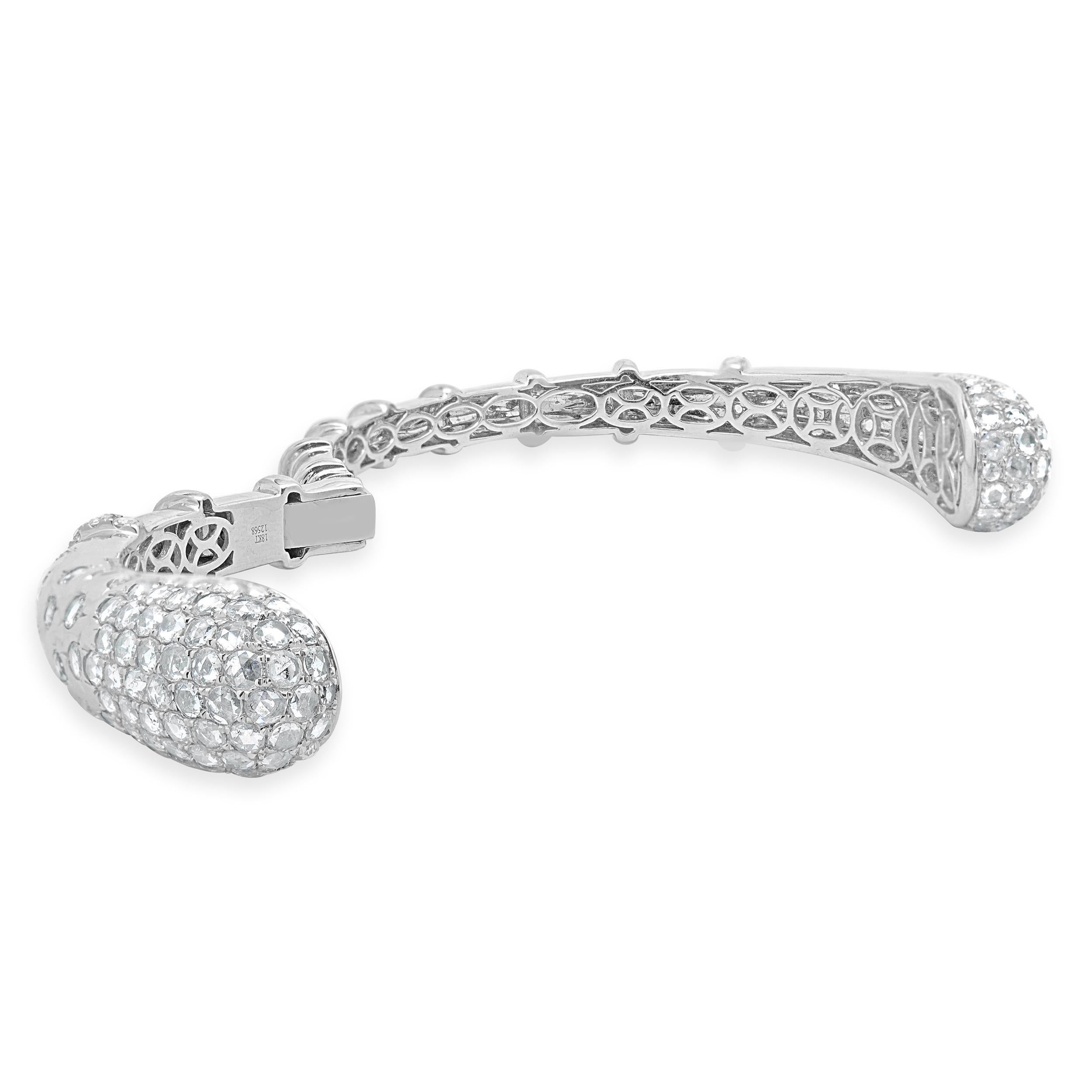 Designer: design personalizzato
Materiale: oro bianco 18 carati
Diamanti: 250 tondi taglio rosa = 7,00cttw
Colore: G / H.
Chiarezza: VS2-SI1
Dimensioni: il braccialetto si adatta a un polso di 6.5 pollici
Peso: 27,18 grammi