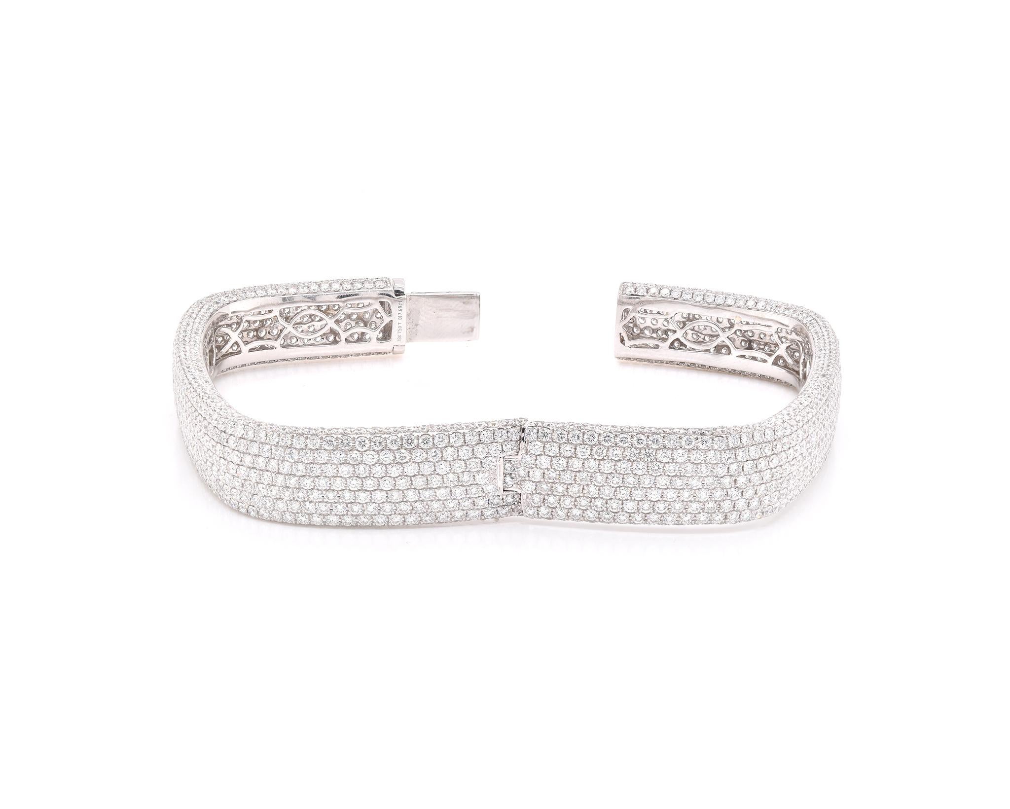 Taglio rotondo Bracciale quadrato in oro bianco 18 carati con pavé di diamanti in vendita