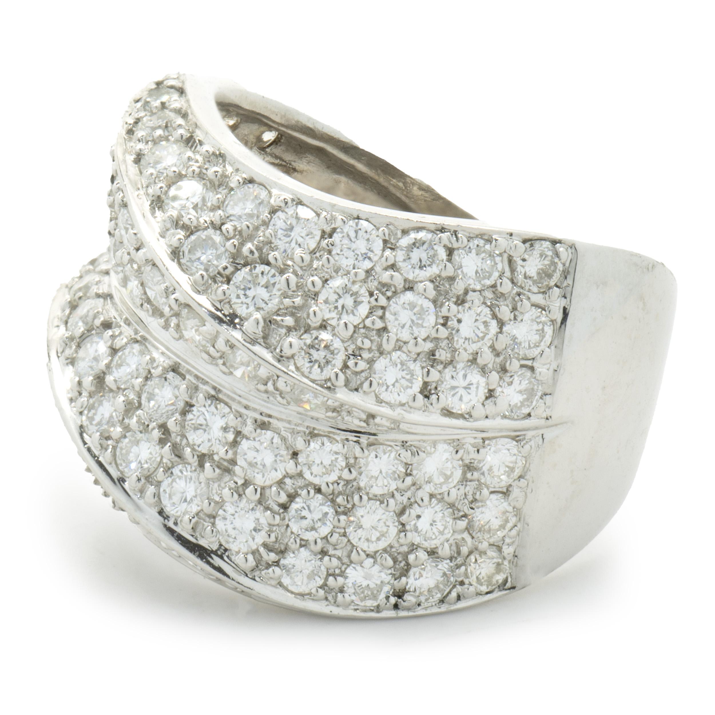 Taille ronde Bracelet cigare vague en or blanc 18 carats pavé de diamants en vente