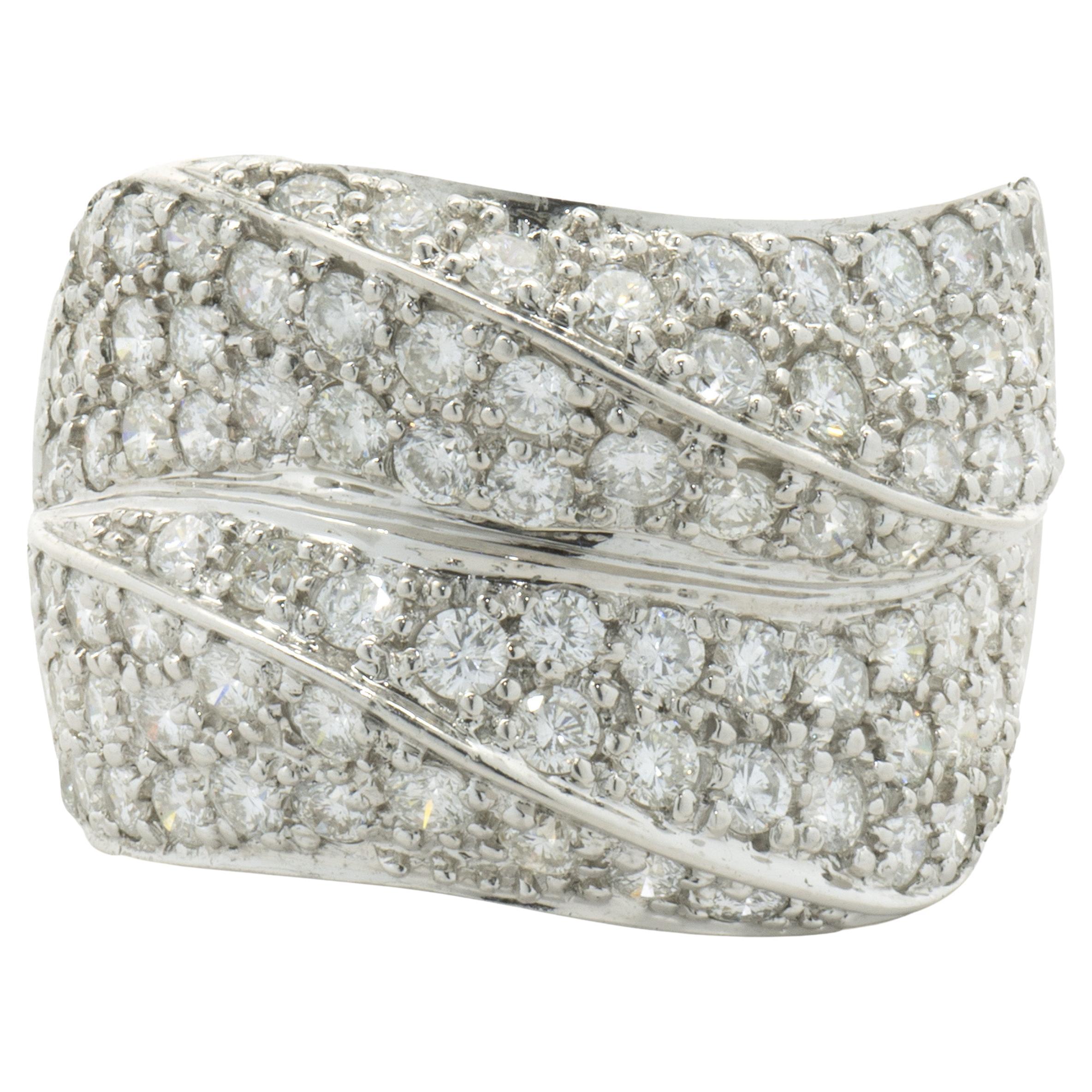 Bracelet cigare vague en or blanc 18 carats pavé de diamants en vente