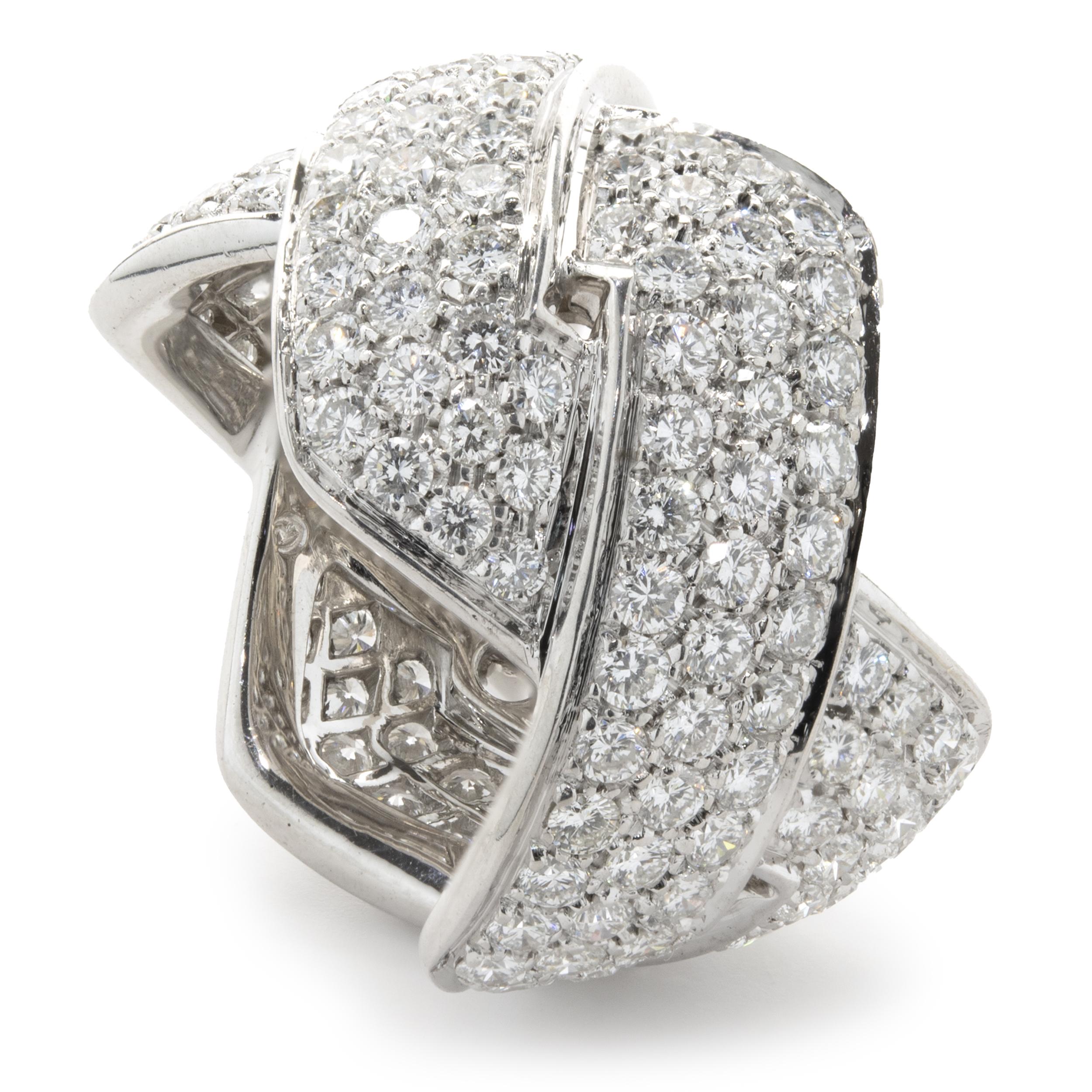 Taille ronde Bracelet croisé en or blanc 18 carats avec diamants pavés en forme de Z en vente