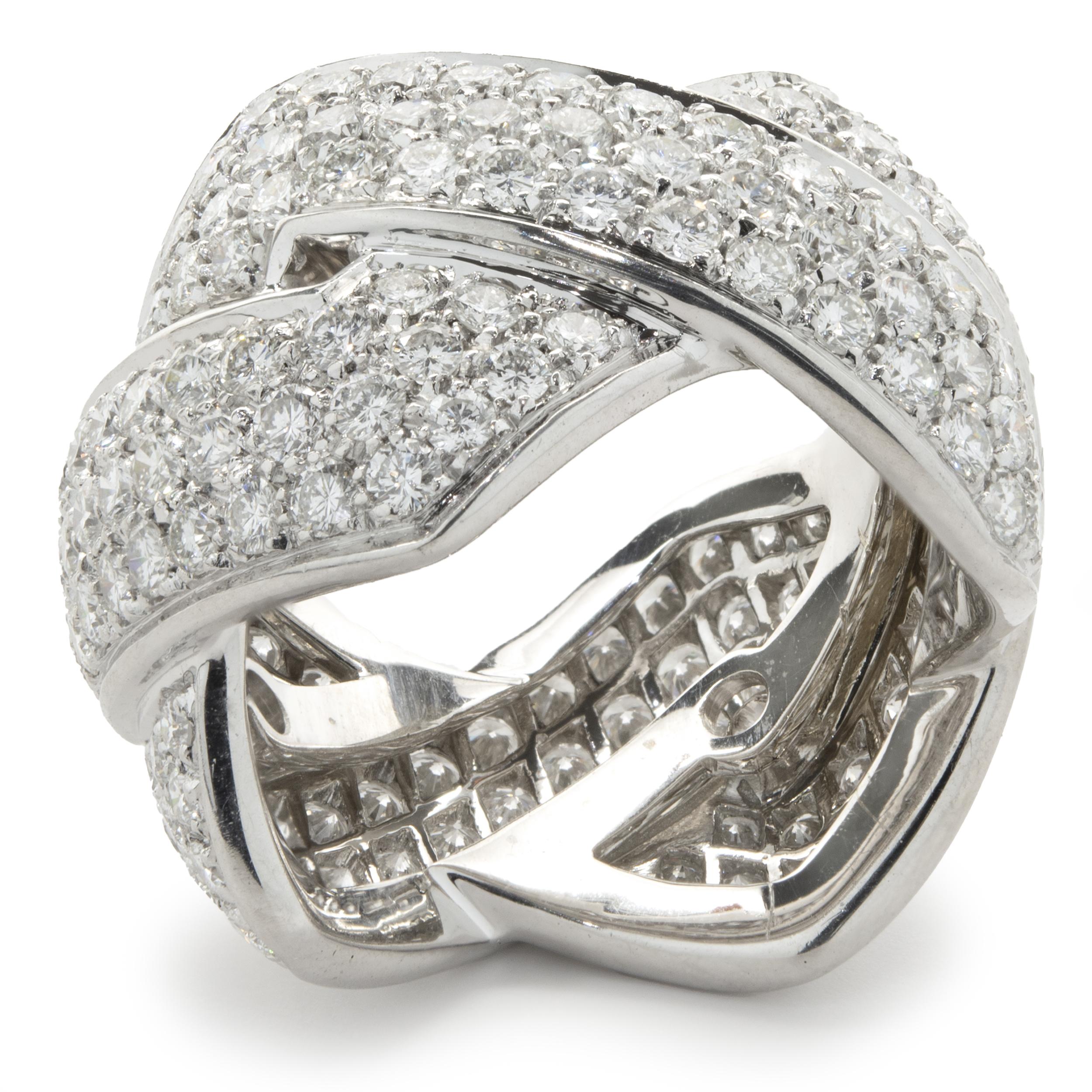 Bracelet croisé en or blanc 18 carats avec diamants pavés en forme de Z Excellent état - En vente à Scottsdale, AZ