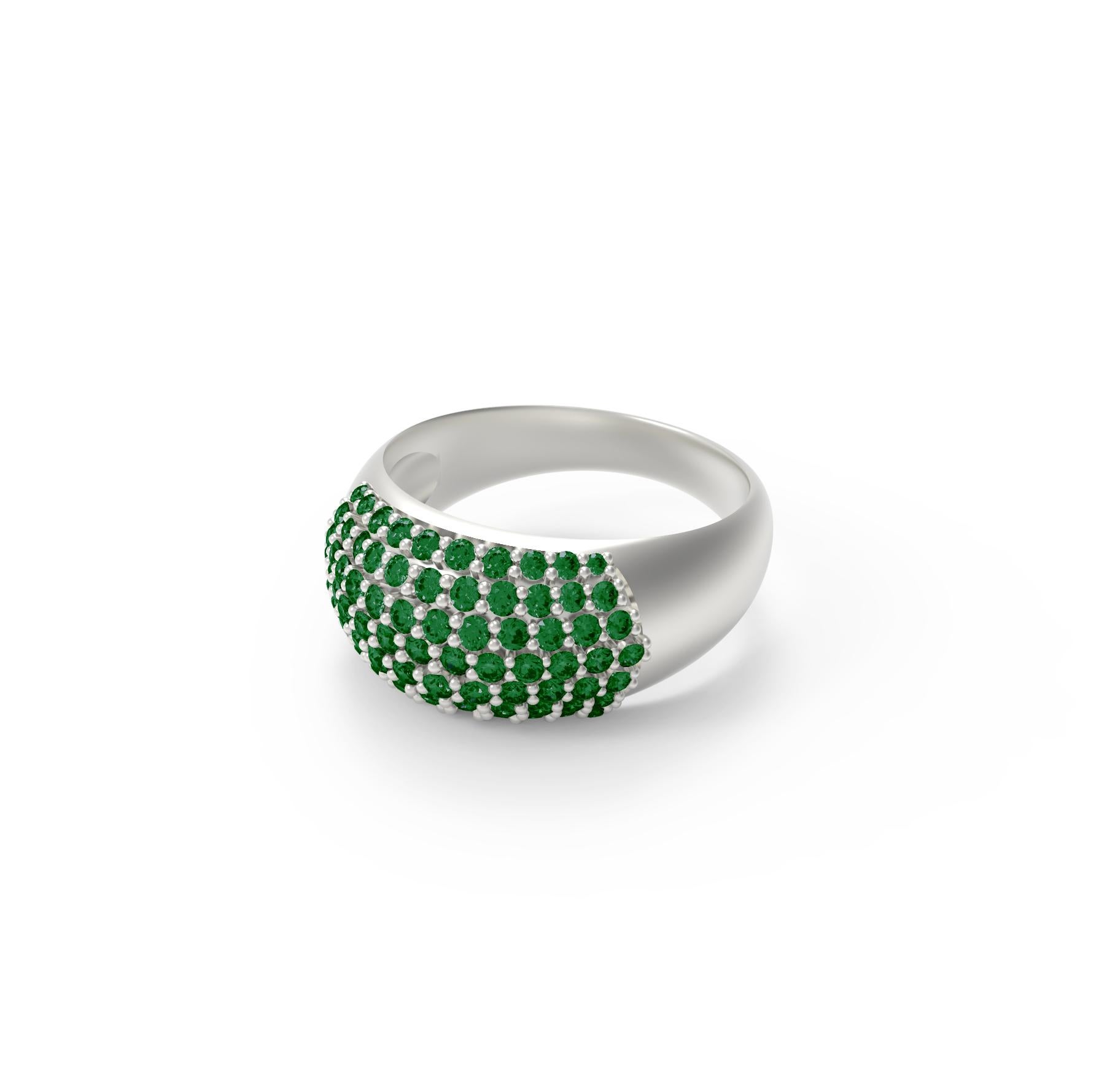 Eighteen Karat White Gold Pave Band Ring with Two Carats Round Emeralds In New Condition For Sale In Berlin, DE
