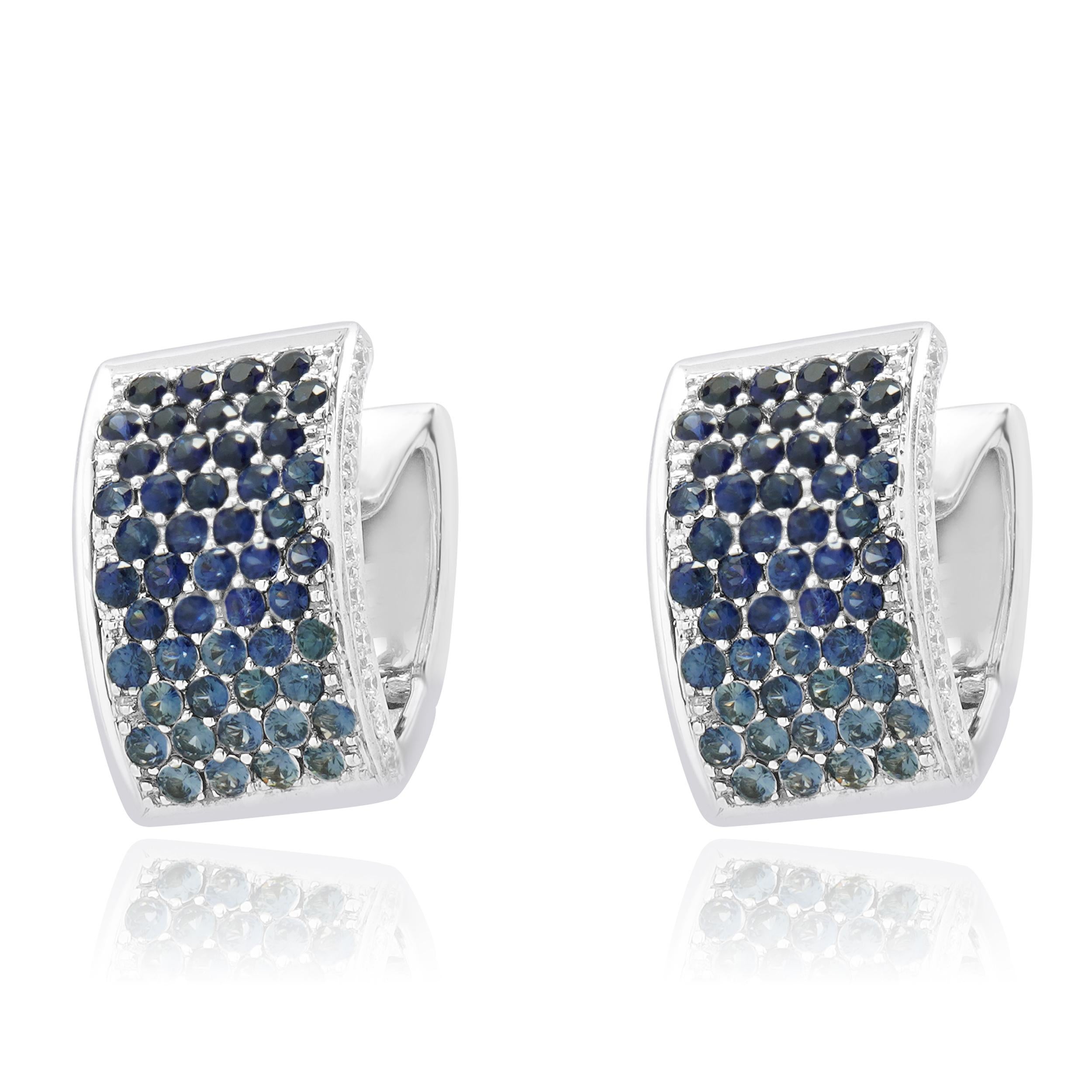 Designer: Gert Hellmuth
Materiale: oro bianco 18 carati
Zaffiro: 98 tagli rotondi = 2,95cttw
Diamante: 44 tagli tondi a brillante = 0,45cttw
Colore: G
Chiarezza: SI1
Peso: 12,29 grammi