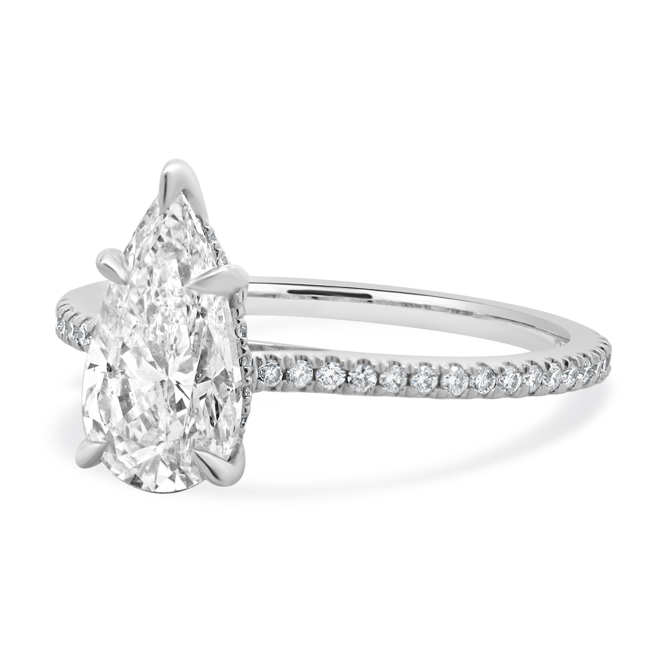 Designer: personalizzato
Materiale: oro bianco 18 carati
Diamante: 1 taglio a pera = 1,51ct
Colore: H
Chiarezza: SI1
GIA: 6234068260
Diamante: 52 tagli rotondi a brillante = 0,25cttw
Colore: H
Chiarezza: SI2
Misura dell'anello: 6.5 (disponibile la