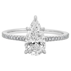 Anillo de compromiso de diamantes talla pera en oro blanco de 18 quilates