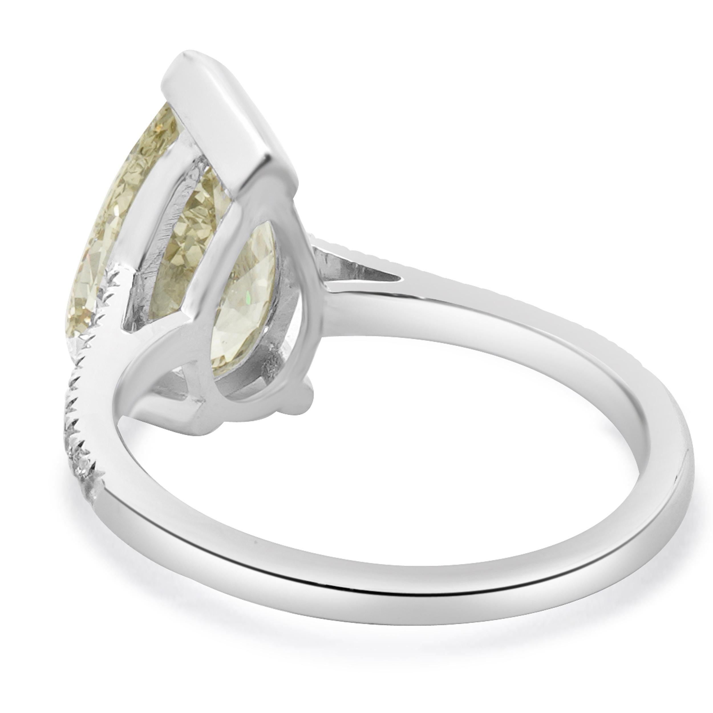 Taille poire Bague de fiançailles en or blanc 18 carats avec diamant poire en vente