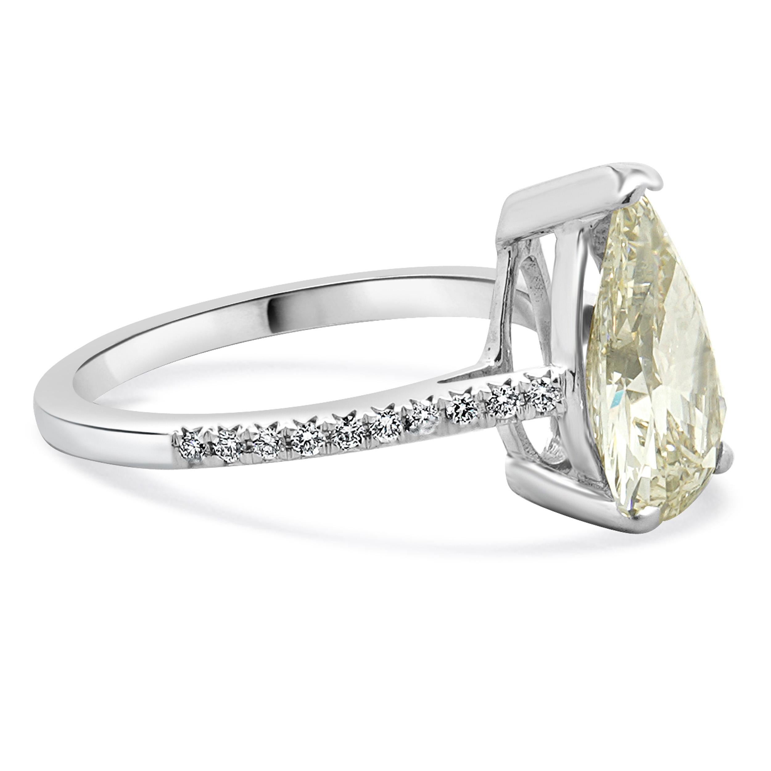 Bague de fiançailles en or blanc 18 carats avec diamant poire Excellent état - En vente à Scottsdale, AZ