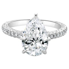 Anello di fidanzamento con diamante a pera in oro bianco 18 carati