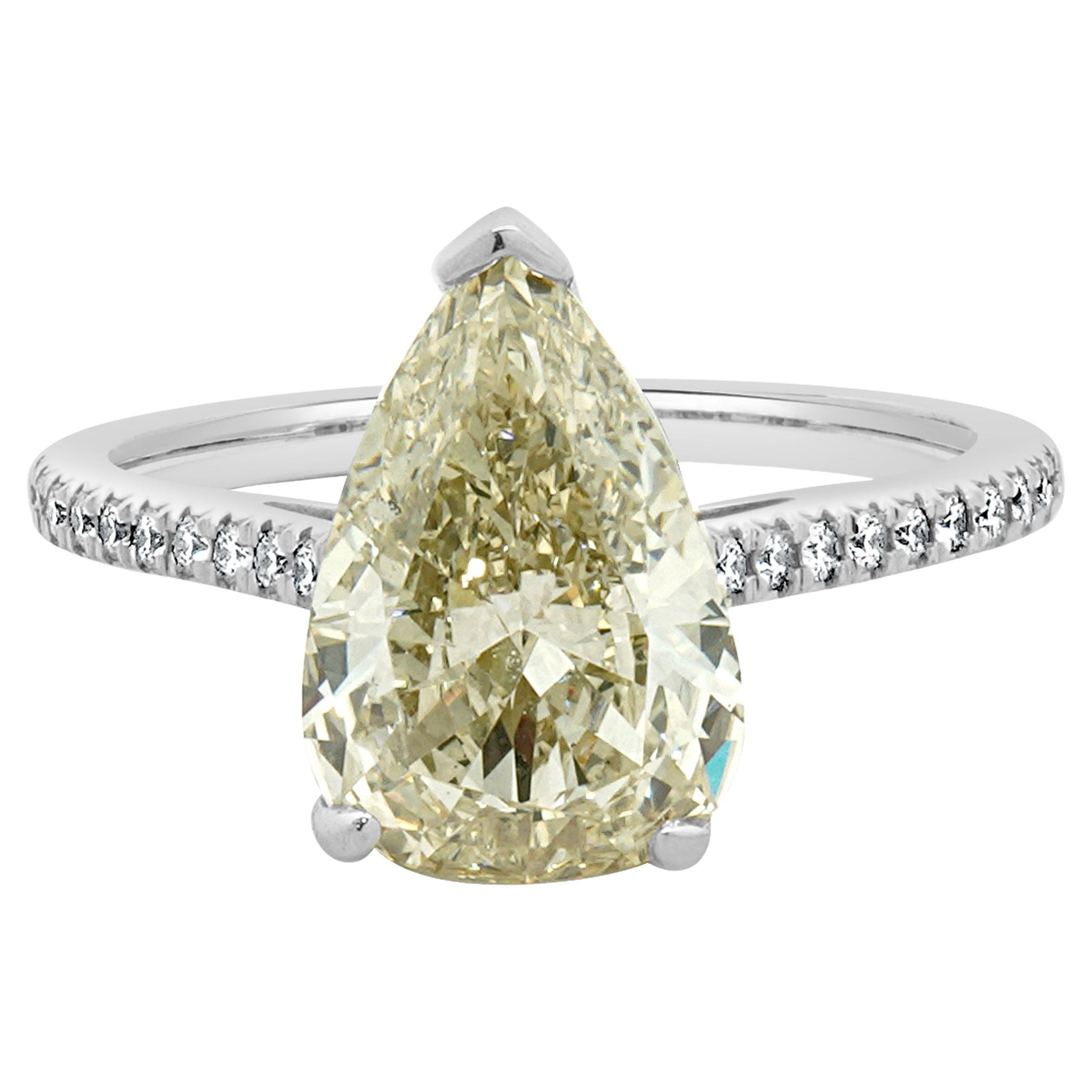 Bague de fiançailles en or blanc 18 carats avec diamant poire en vente