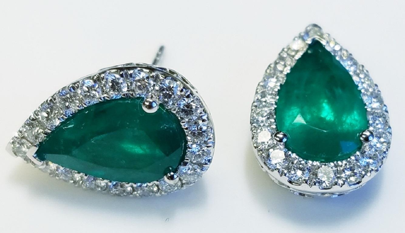 18k White Gold Pear Shape Colombian Emerald and Diamond Earrings
4.80 carats of Colombian Emeralds
1.19 carats of Diamonds
Pear Shape 
18k white gold 
