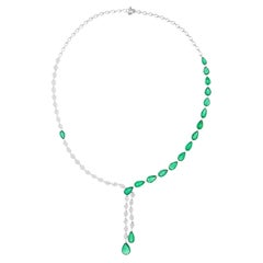 Collier en or blanc 18 carats avec émeraude zambienne en forme de poire et diamant Bijoux fins