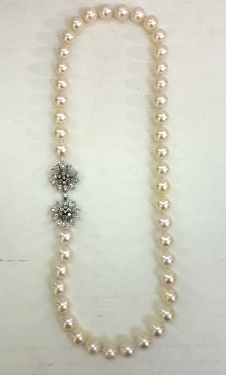 Italienisches Vintage Collier mit japanischen Perlen von 9,5 mm Durchmesser und einem Verschluss aus 18 Karat Weißgold mit Diamanten von insgesamt 0,7 Karat / Made in Italy 1960-1970er Jahre
Länge 49 cm