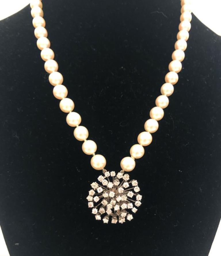 Collier vintage avec double rangs de perles d'Akoya d'un diamètre entre 9 et 11mm, et un fermoir en or blanc 18 carats avec des diamants tramblants pour un total de 4 carats / Fabriqué en Italie dans les années 1970.
Longueur 41 cm