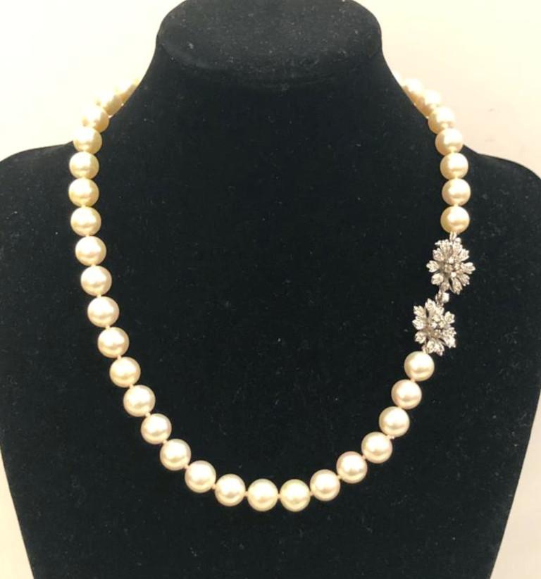 Brilliant Cut 18 Karat White Gold Pearl and Diamond Necklace For Sale