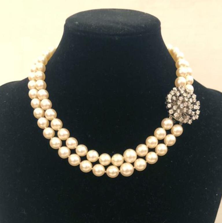 Taille brillant Collier de perles et de diamants en or blanc 18 carats en vente